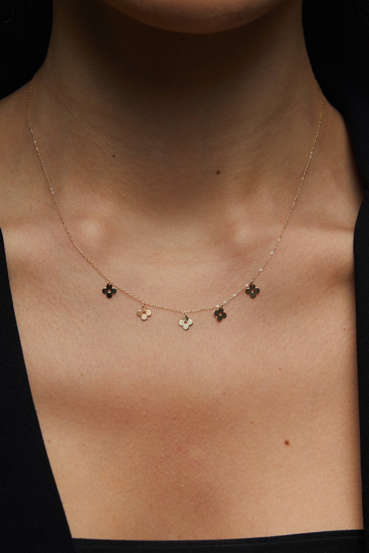 14K Äkta Guld Blomma Halsband Dam – Tunt Guldhalsband med Hängande Blommor - Noxlookjewelry