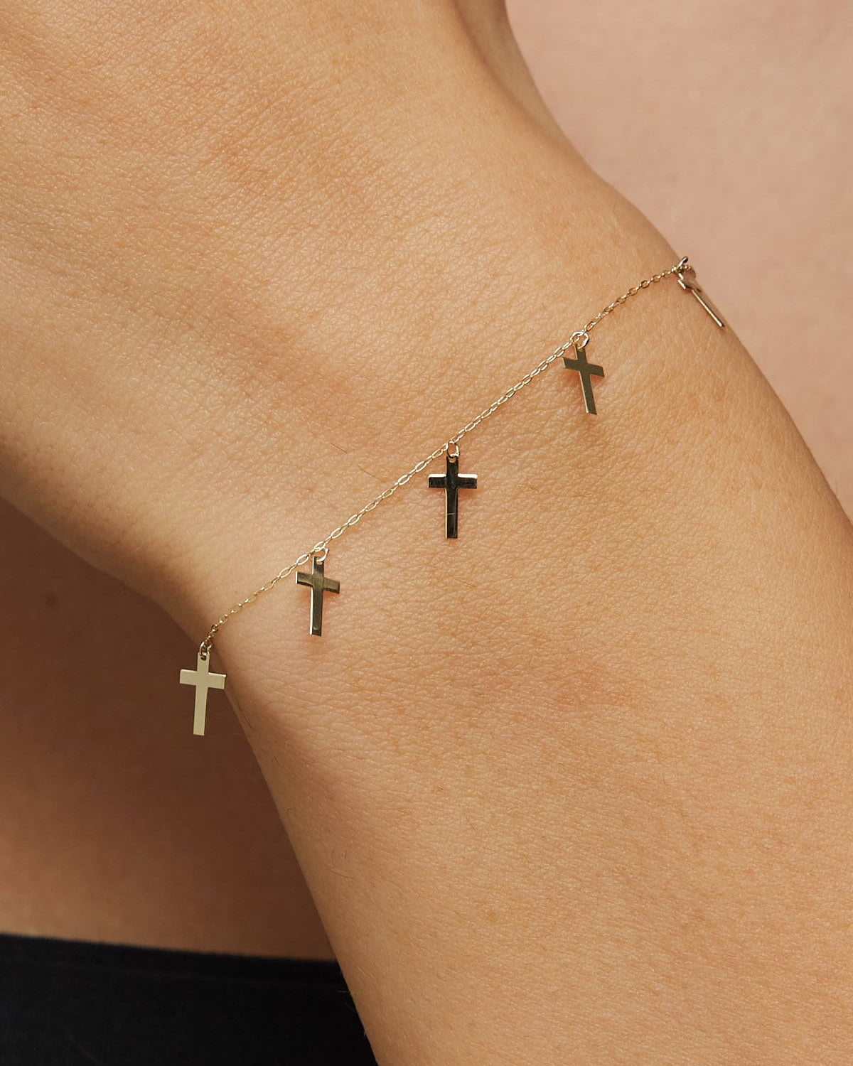14K Äkta Guld Kors Armband Dam – Minimalistiskt Guldarmband med Kors - Noxlookjewelry