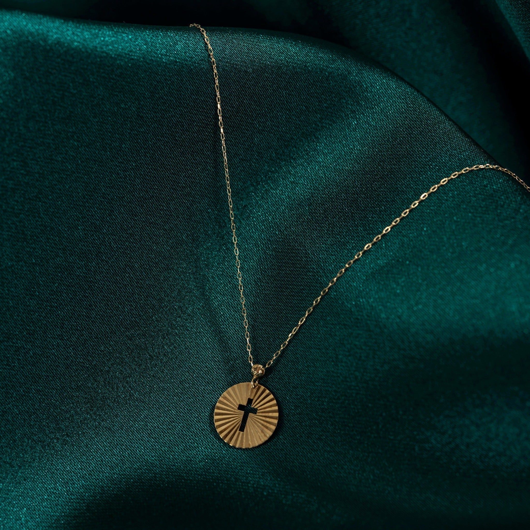 14K Äkta Guld Kors Halsband Dam – Medaljonghalsband med Strålmönster - Noxlookjewelry