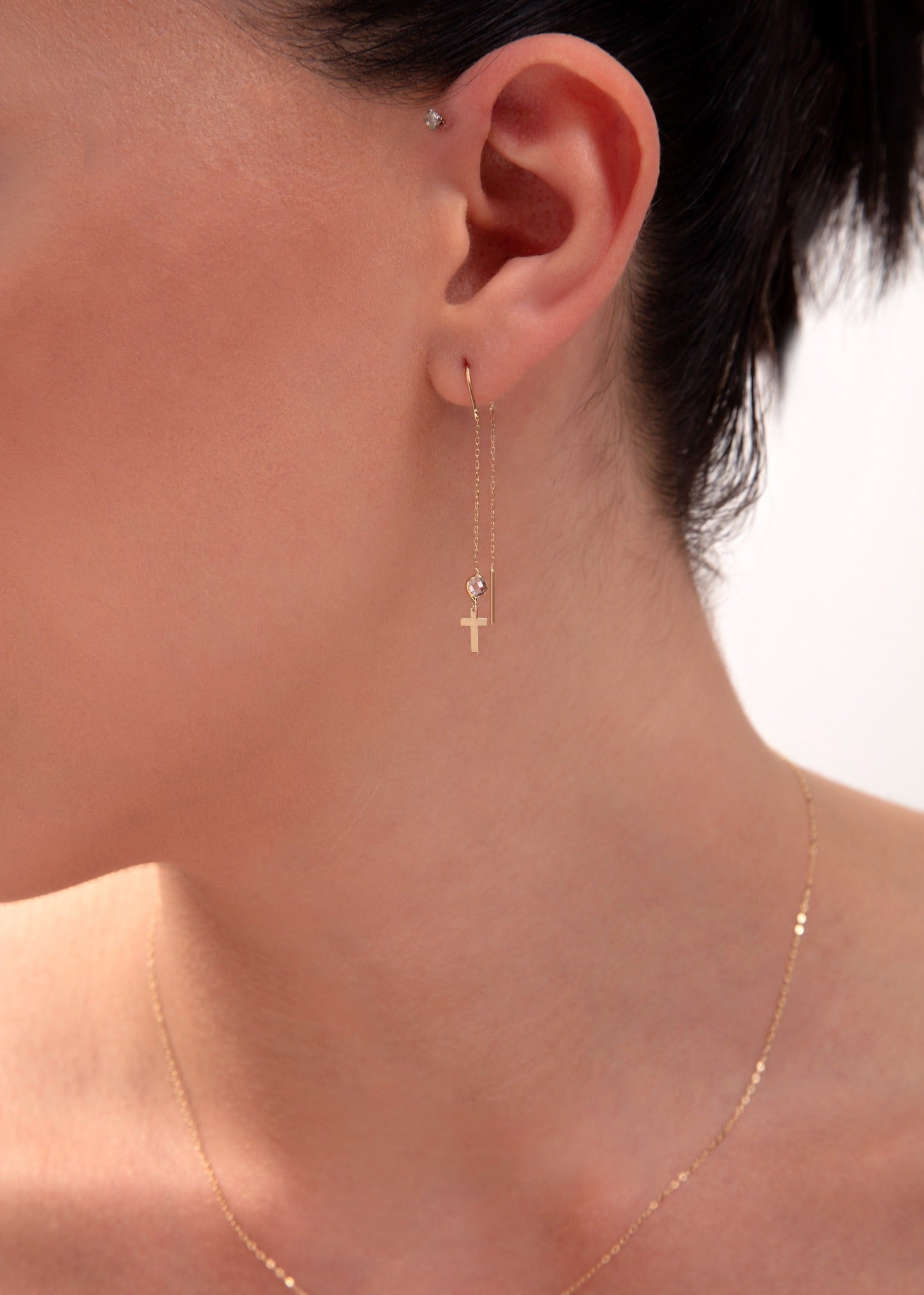 14K Äkta Guld Kors Örhängen – Hängande Kedjeörhängen med Kristall - Noxlookjewelry