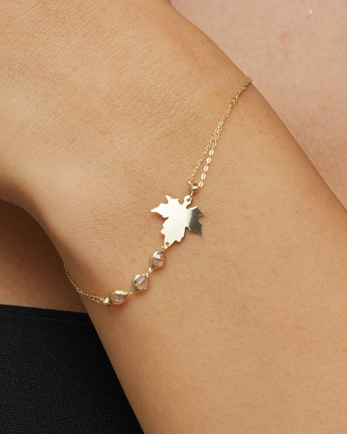 14K Äkta Guld Löv Armband Dam – Elegant Naturinspirerat Guldarmband - Noxlookjewelry