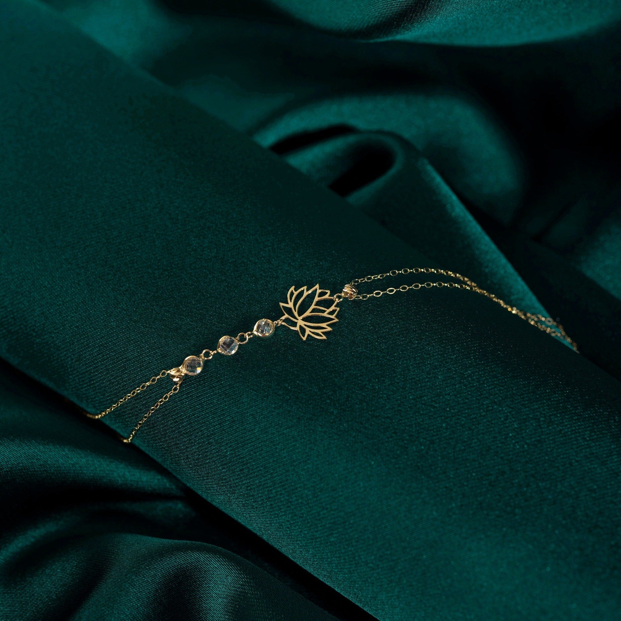 14K Äkta Guld Lotus Armband Dam – Symboliskt Guldarmband med Ädelstensdetaljer - Noxlookjewelry