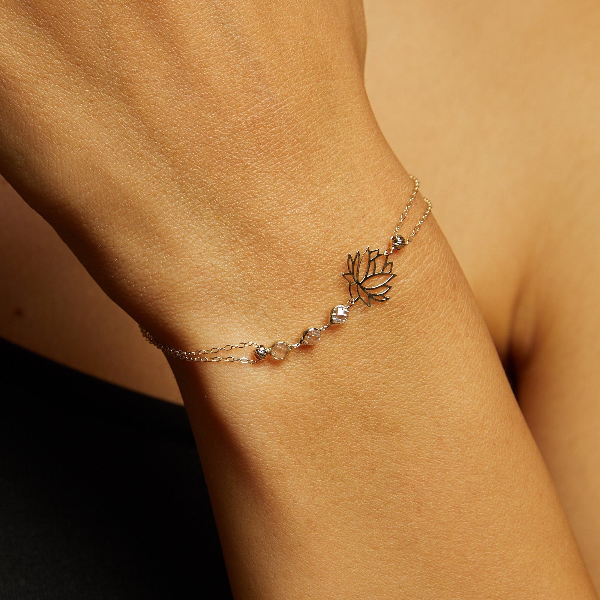14K Äkta Guld Lotus Armband Dam – Symboliskt Guldarmband med Ädelstensdetaljer - Noxlookjewelry