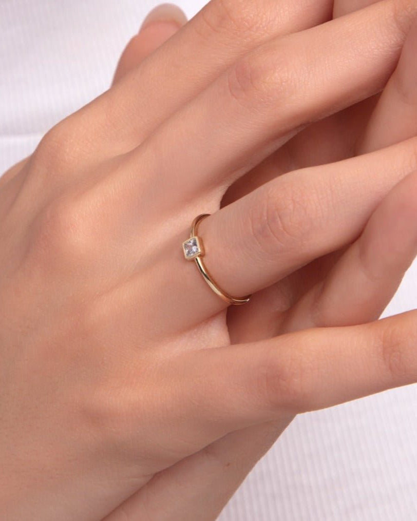 14K Äkta Guld Ring Dam med Fyrkantig Sten – Elegant Minimalistisk Solitärring - Noxlookjewelry