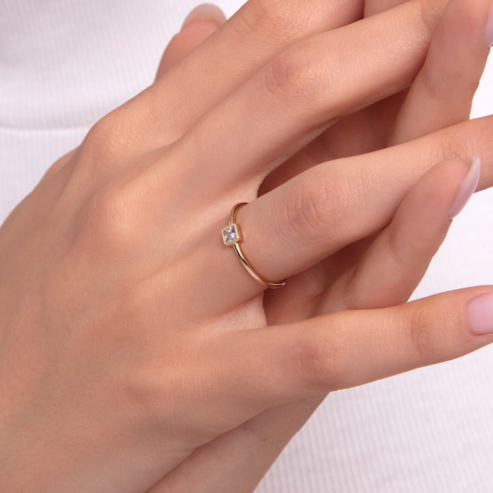 14K Äkta Guld Ring Dam med Fyrkantig Sten – Elegant Minimalistisk Solitärring - Noxlookjewelry