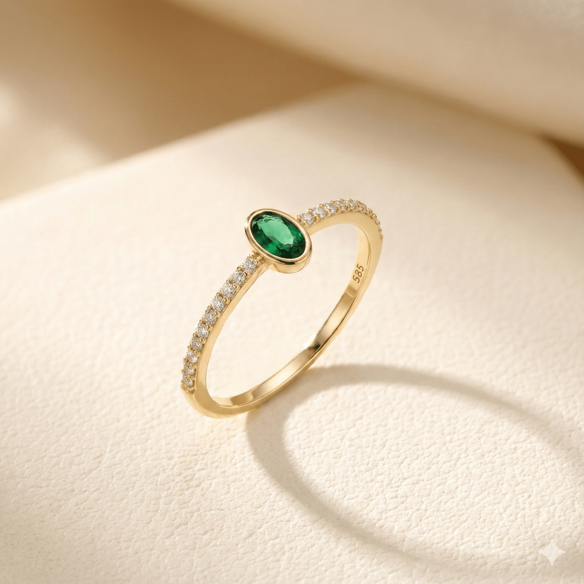 14K Äkta Guld Ring Dam med Grön Sten – Elegant Solitärring med Pavéband - Noxlookjewelry