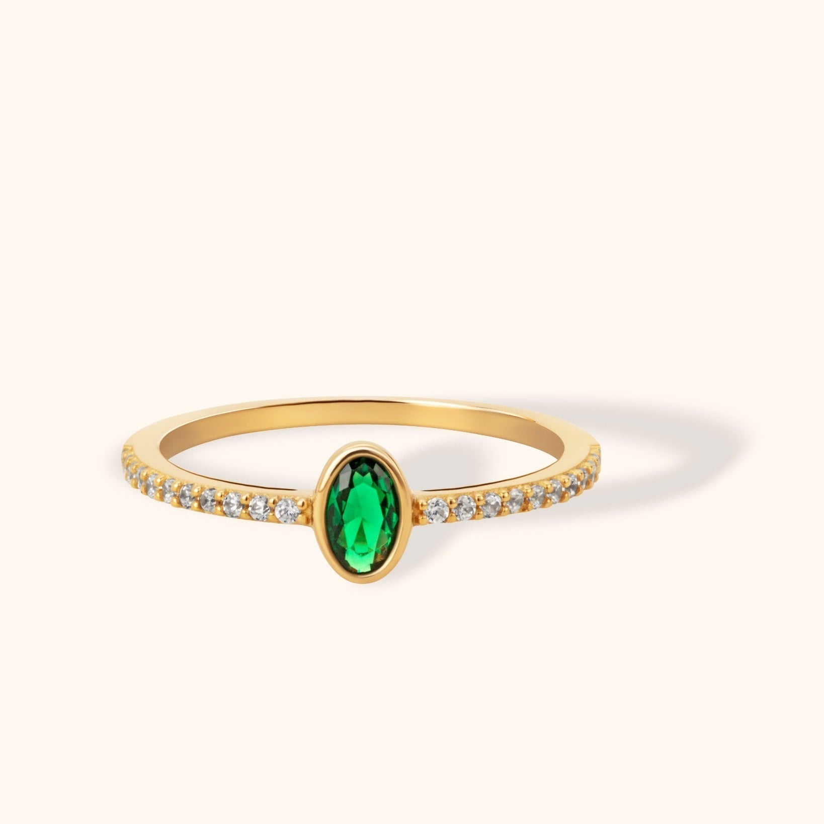 14K Äkta Guld Ring Dam med Grön Sten – Elegant Solitärring med Pavéband - Noxlookjewelry
