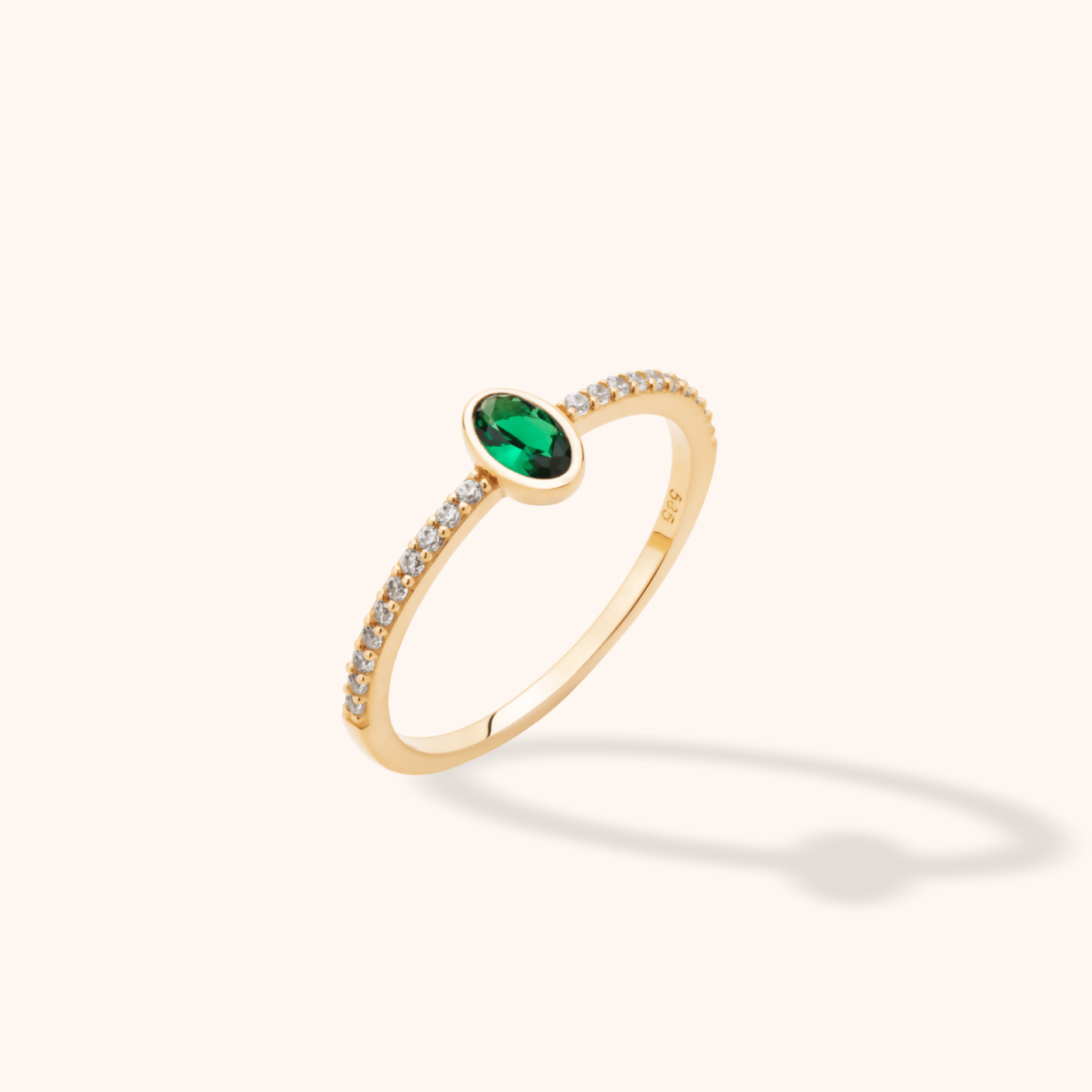 14K Äkta Guld Ring Dam med Grön Sten – Elegant Solitärring med Pavéband - Noxlookjewelry