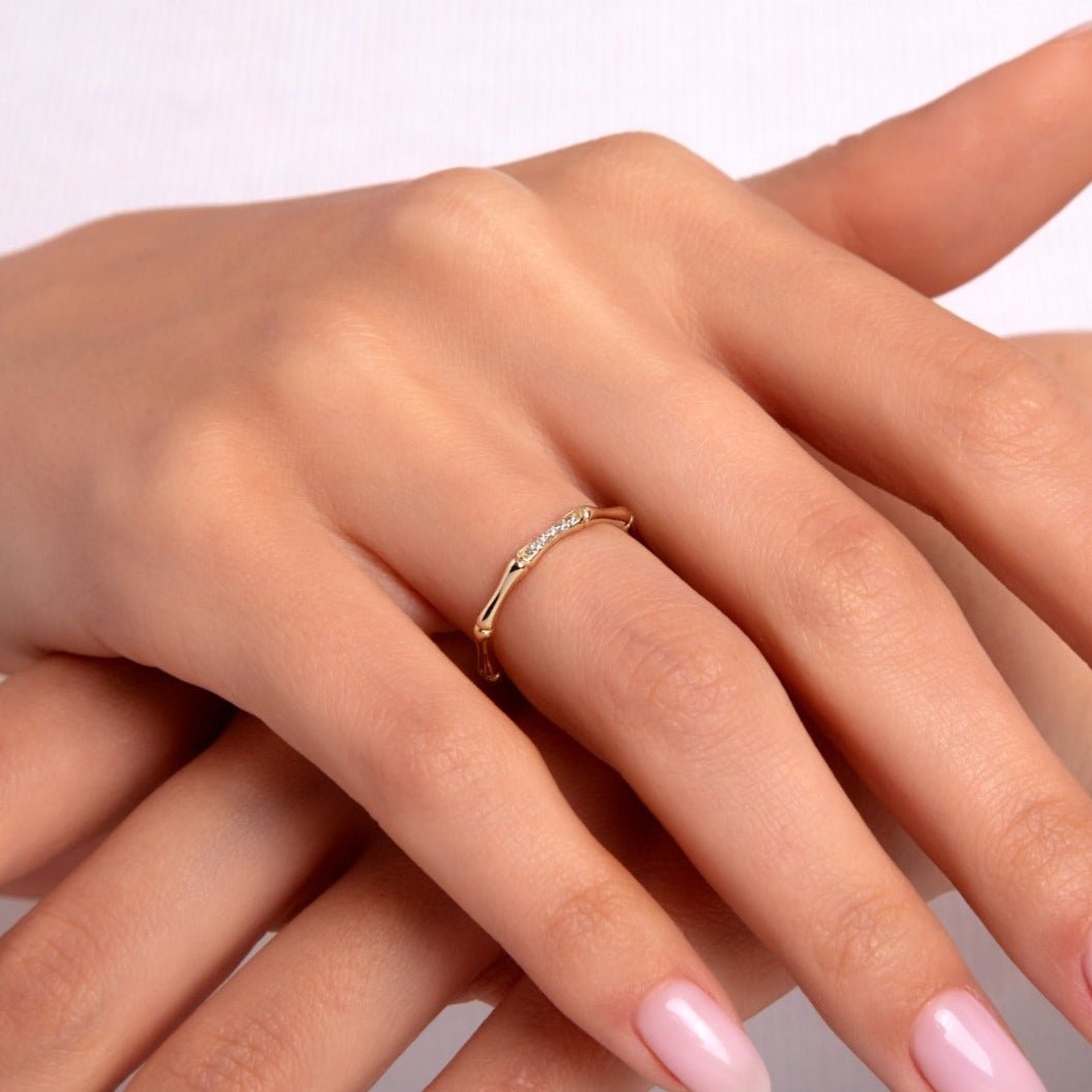 14K Äkta Guld Ring Dam med Stenar – Elegant Bambuinspirerad Guldring i Tunn Design - Noxlookjewelry