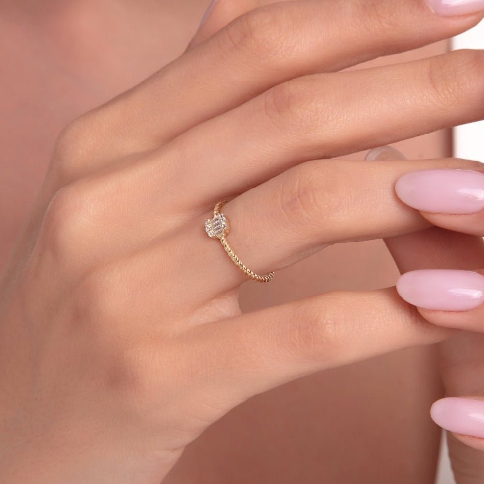 14K Äkta Guld Ring Dam med Stenar – Elegant Designring med Baguette Sten - Noxlookjewelry