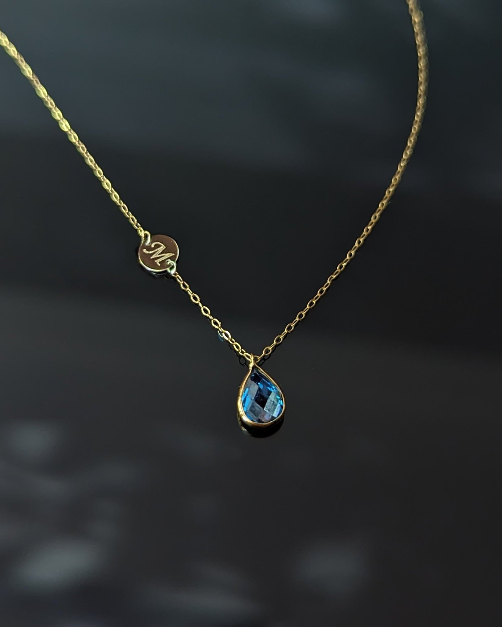 14K Äkta Guld Sapphire Drop Initial Halsband – Personligt Smycke - Noxlookjewelry