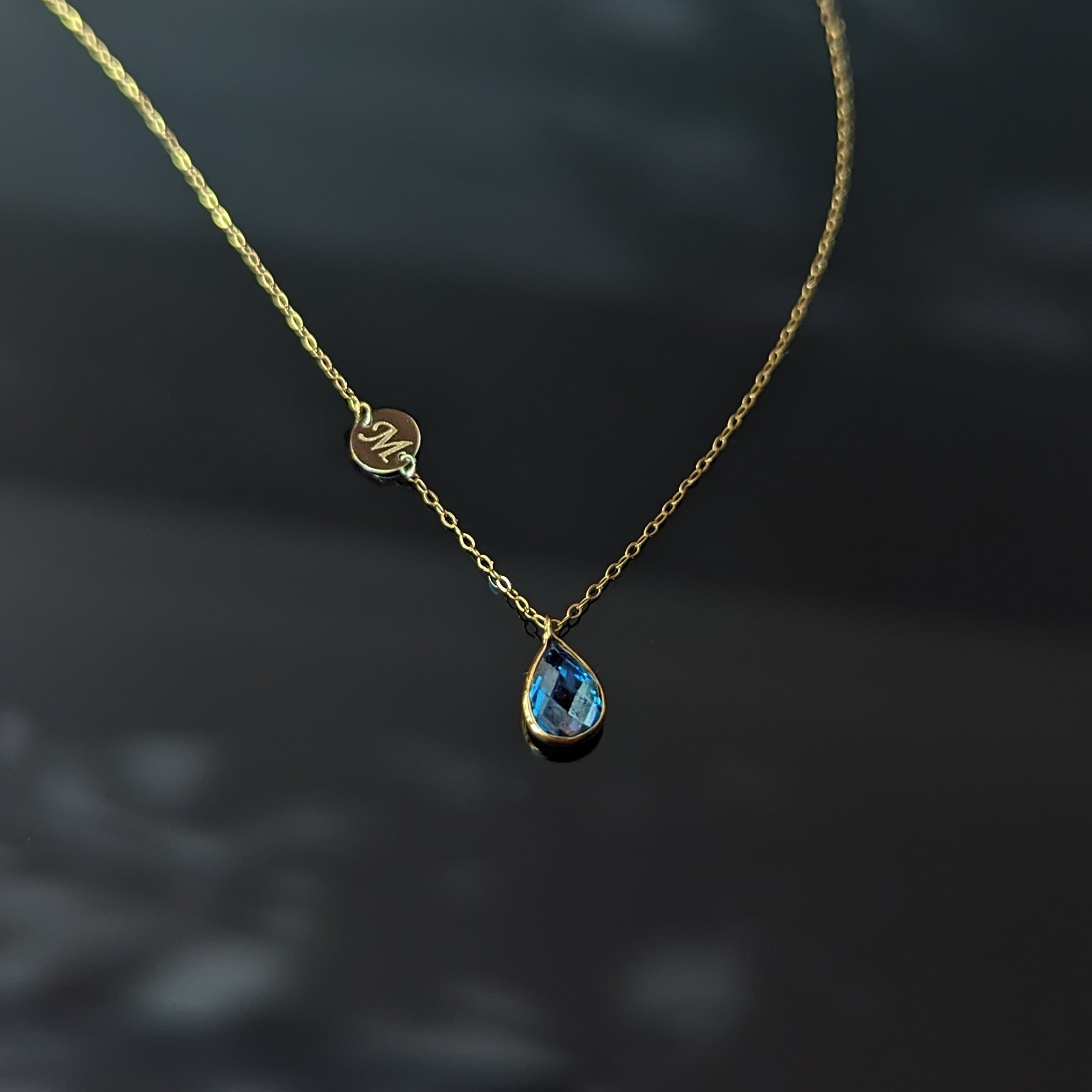 14K Äkta Guld Sapphire Drop Initial Halsband – Personligt Smycke - Noxlookjewelry