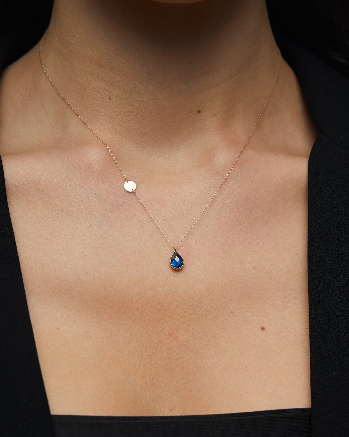 14K Äkta Guld Sapphire Drop Initial Halsband – Personligt Smycke - Noxlookjewelry