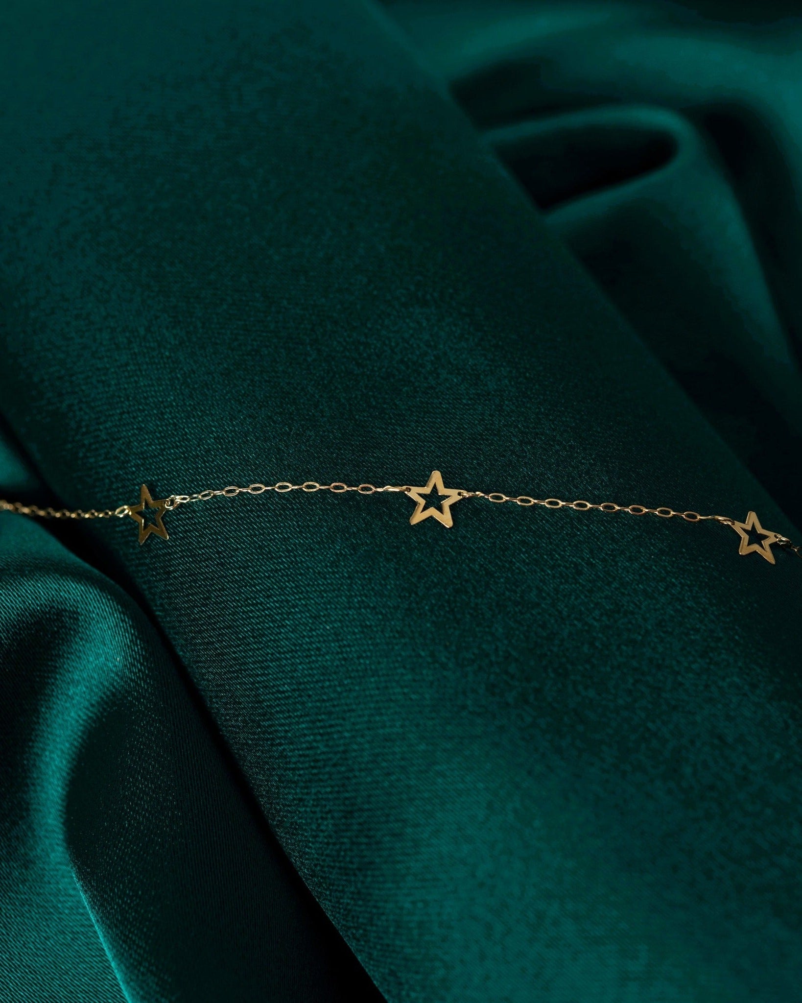 14K Äkta Guld Stjärnarmband Dam – Minimalistiskt Guldarmband med Öppna Stjärnor - Noxlookjewelry