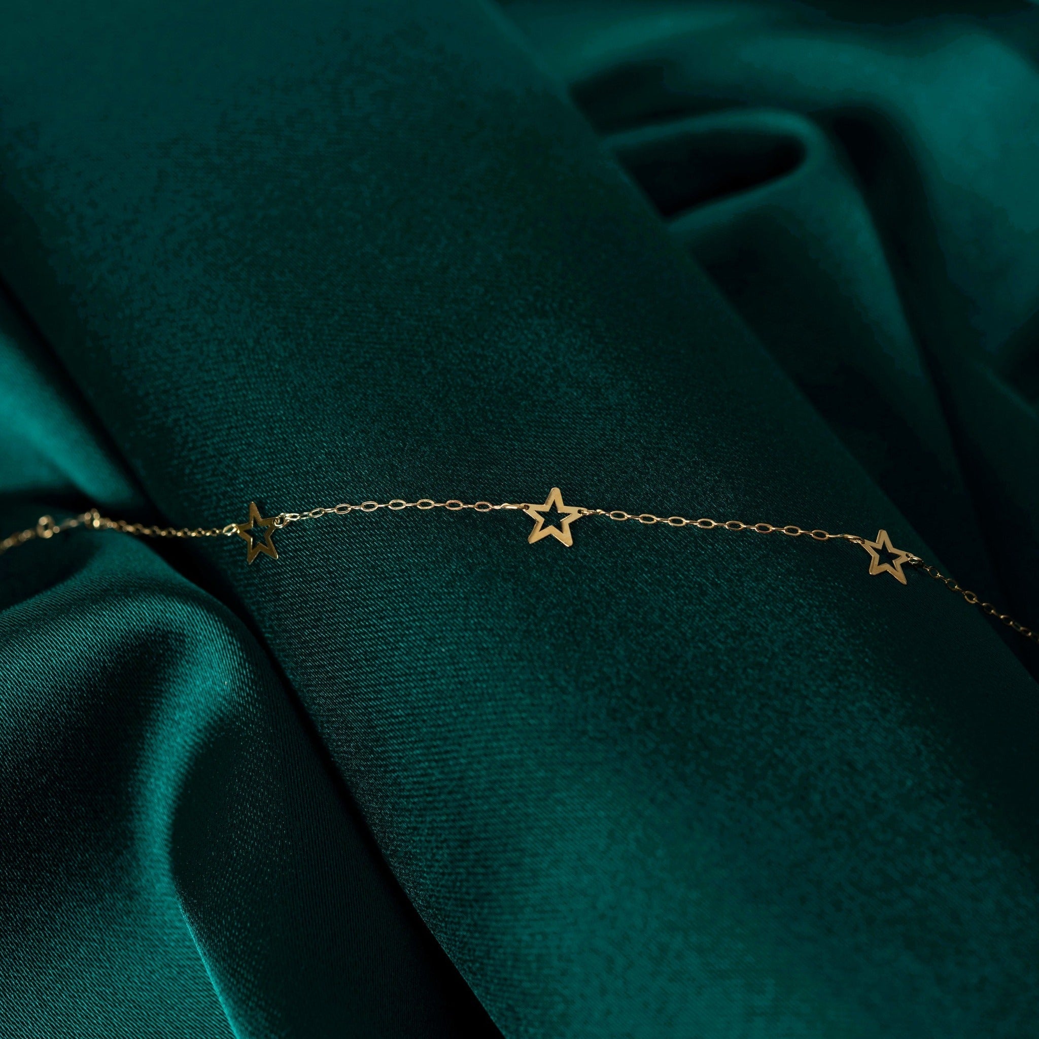 14K Äkta Guld Stjärnarmband Dam – Minimalistiskt Guldarmband med Öppna Stjärnor - Noxlookjewelry