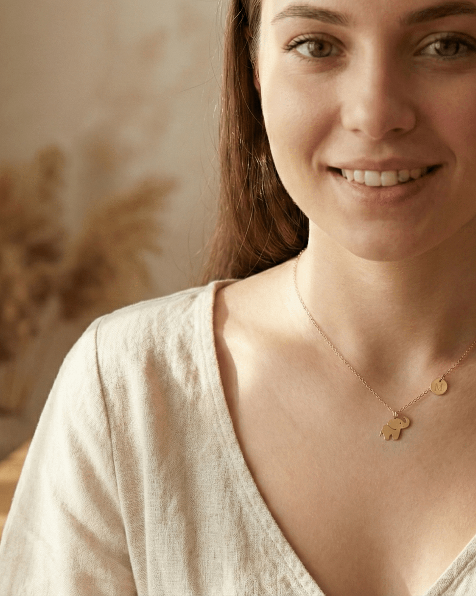 14K Guld Elefant Halsband med Personlig Bokstavsberlock - Unik Meningsfull Lyckogåva för Henne - Noxlookjewelry
