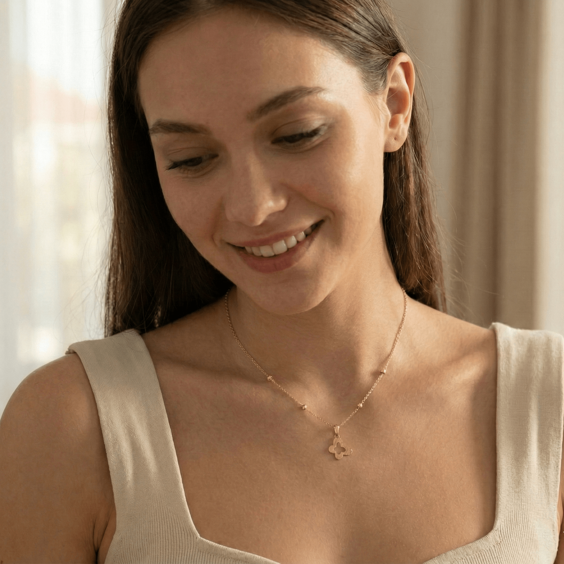 14K Guld Halsband med Fyrklöver Berlock och Guld pärlor - Elegant Minimalistiskt Lyckosmycke - Noxlookjewelry