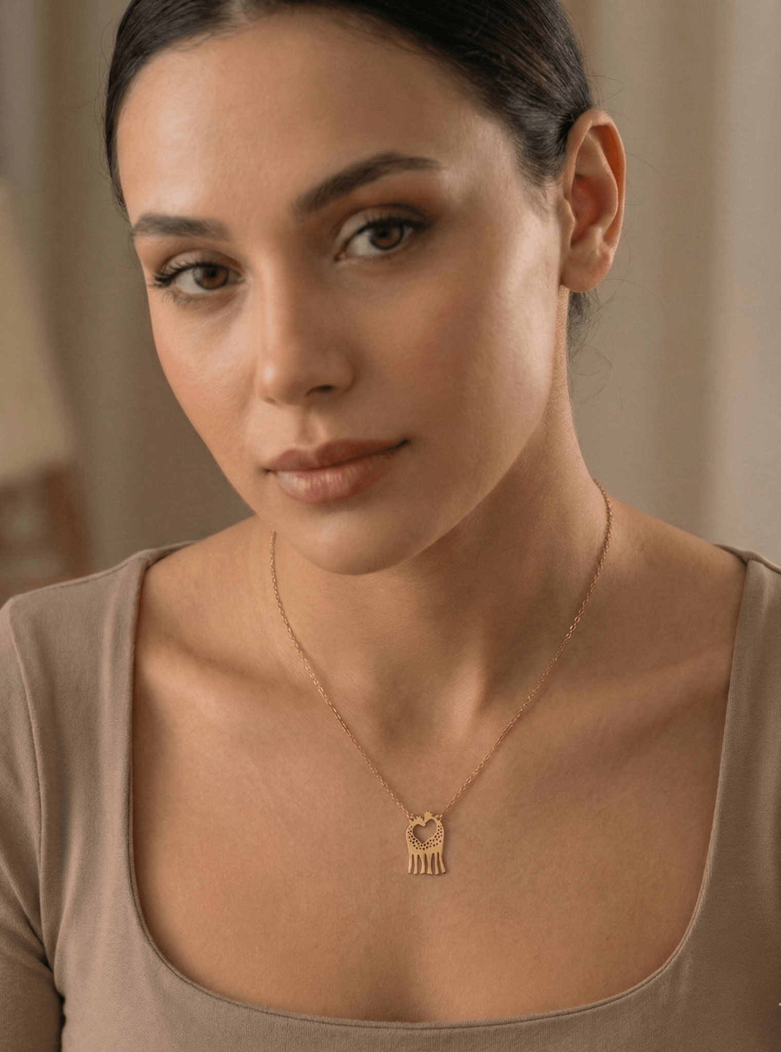 14K Guld Halsband med Giraffer som Skapar ett Hjärta - Elegant Djursmycke för Henne | Romantisk Gåva - Noxlookjewelry