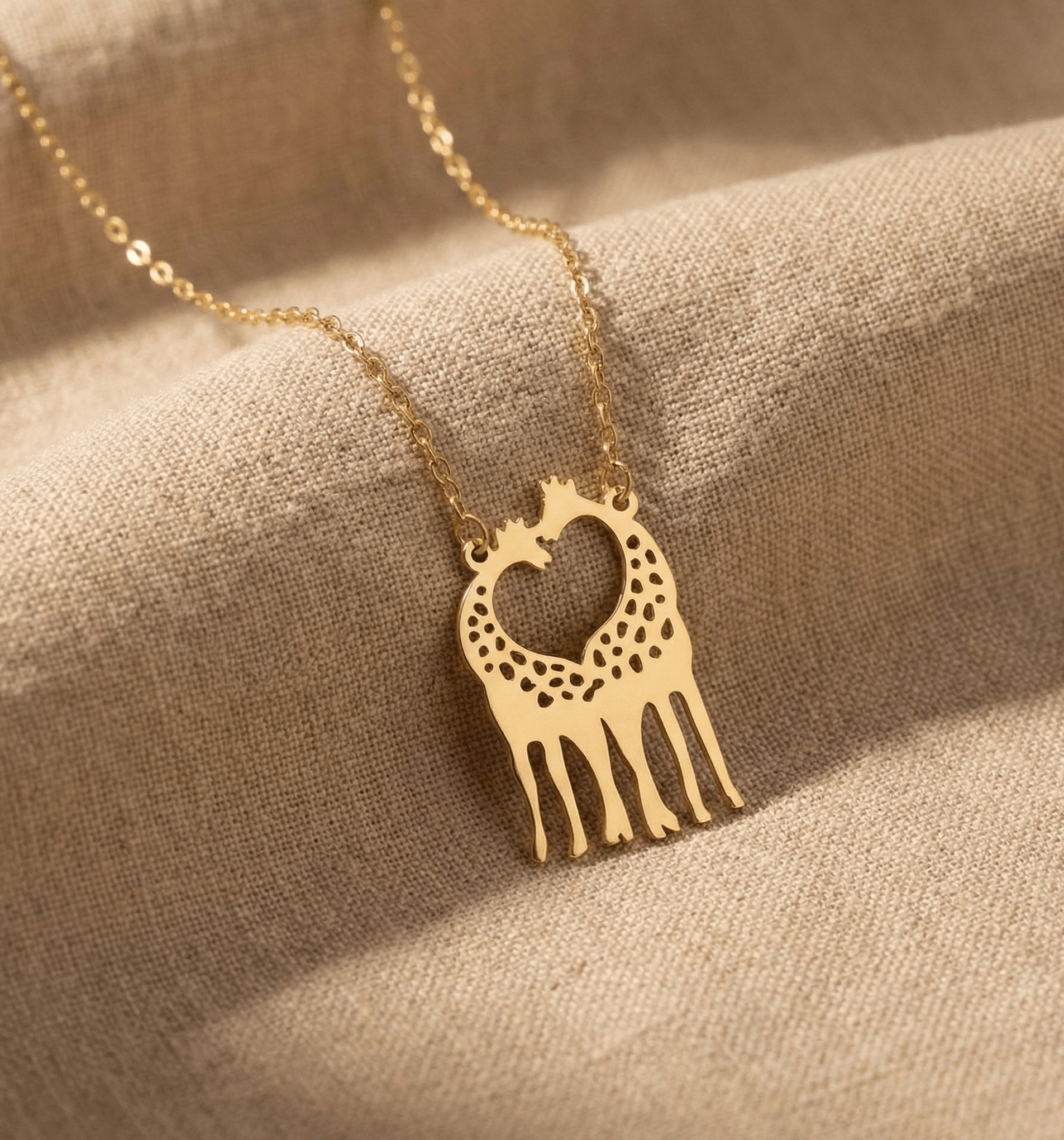 14K Guld Halsband med Giraffer som Skapar ett Hjärta - Elegant Djursmycke för Henne | Romantisk Gåva - Noxlookjewelry
