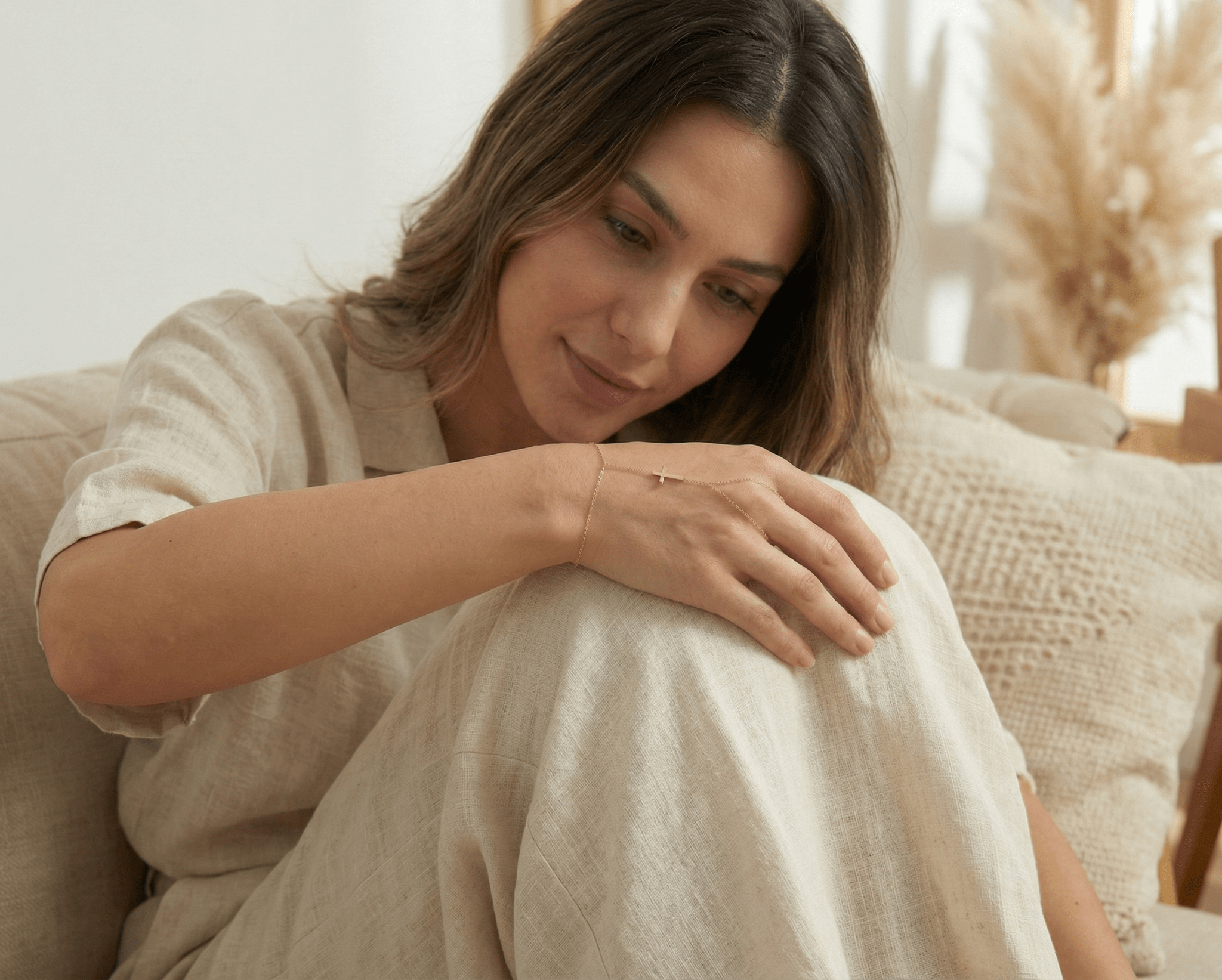 14K Guld Handkedja Dam Med Korsdetalj Och Elegant Minimalistisk Design - Noxlookjewelry