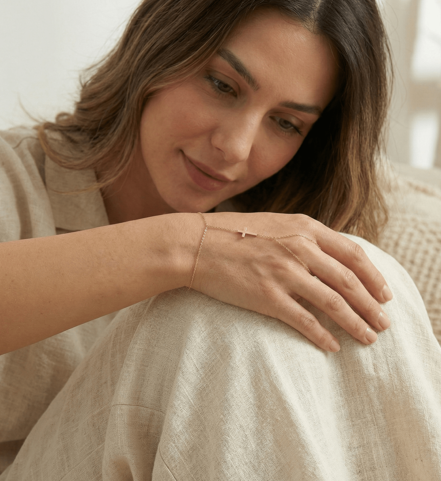 14K Guld Handkedja Dam Med Korsdetalj Och Elegant Minimalistisk Design - Noxlookjewelry