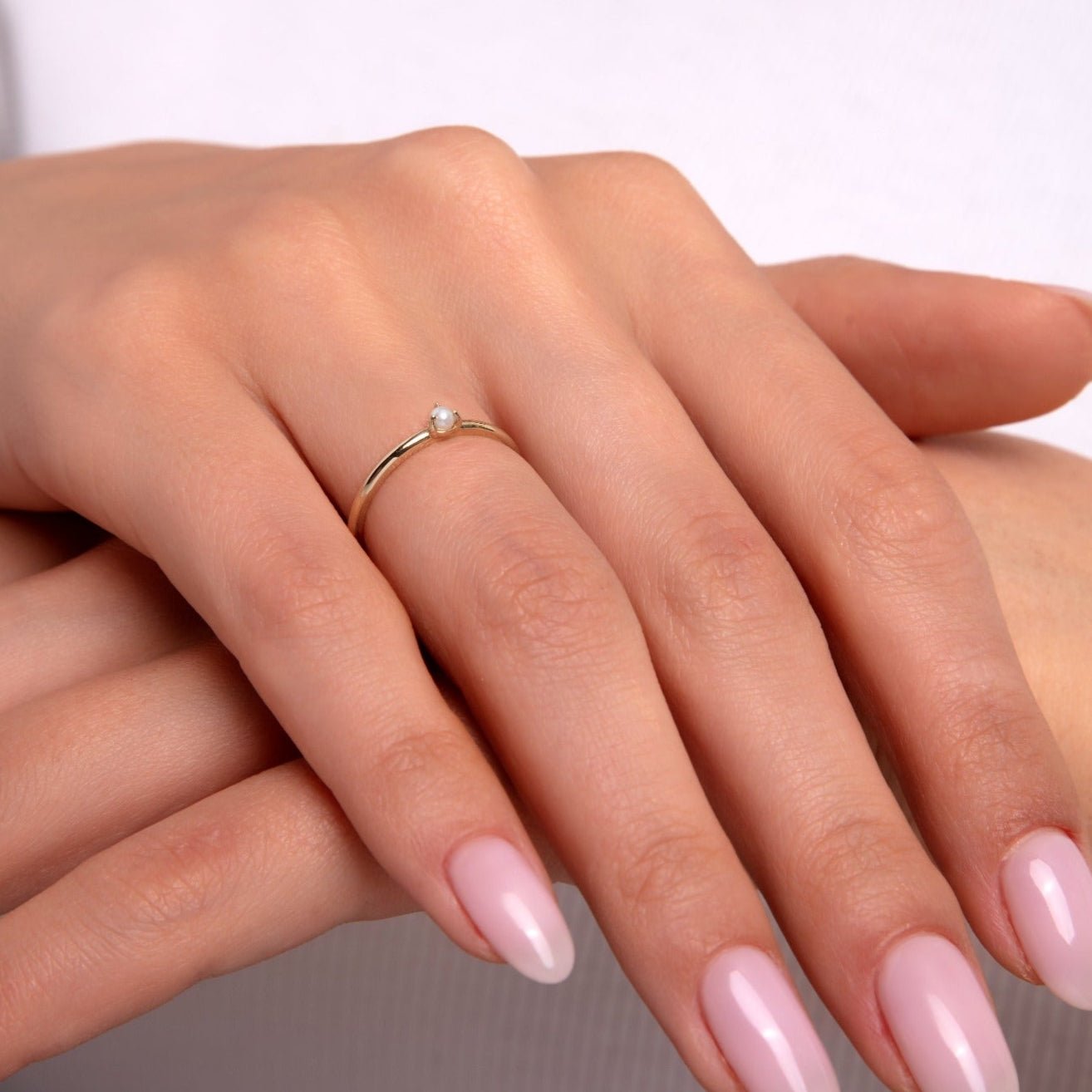 14K Guld Pärlring för Dam – Tunn Elegant Guldring med En Pärla - Noxlookjewelry