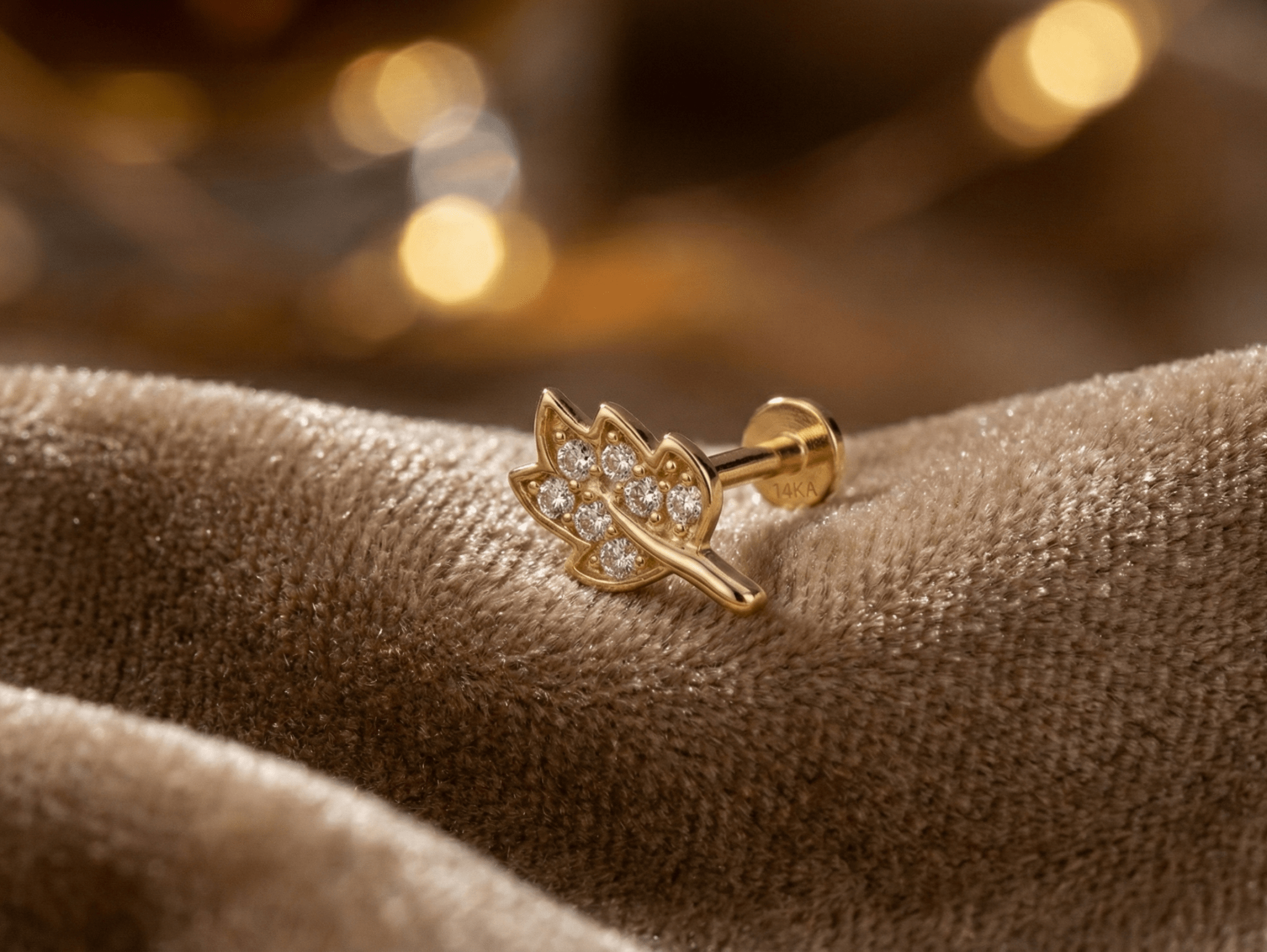 14K Guld Piercing Med Bladkvist Och Gnistrande Botanisk Klusterdesign - Noxlookjewelry