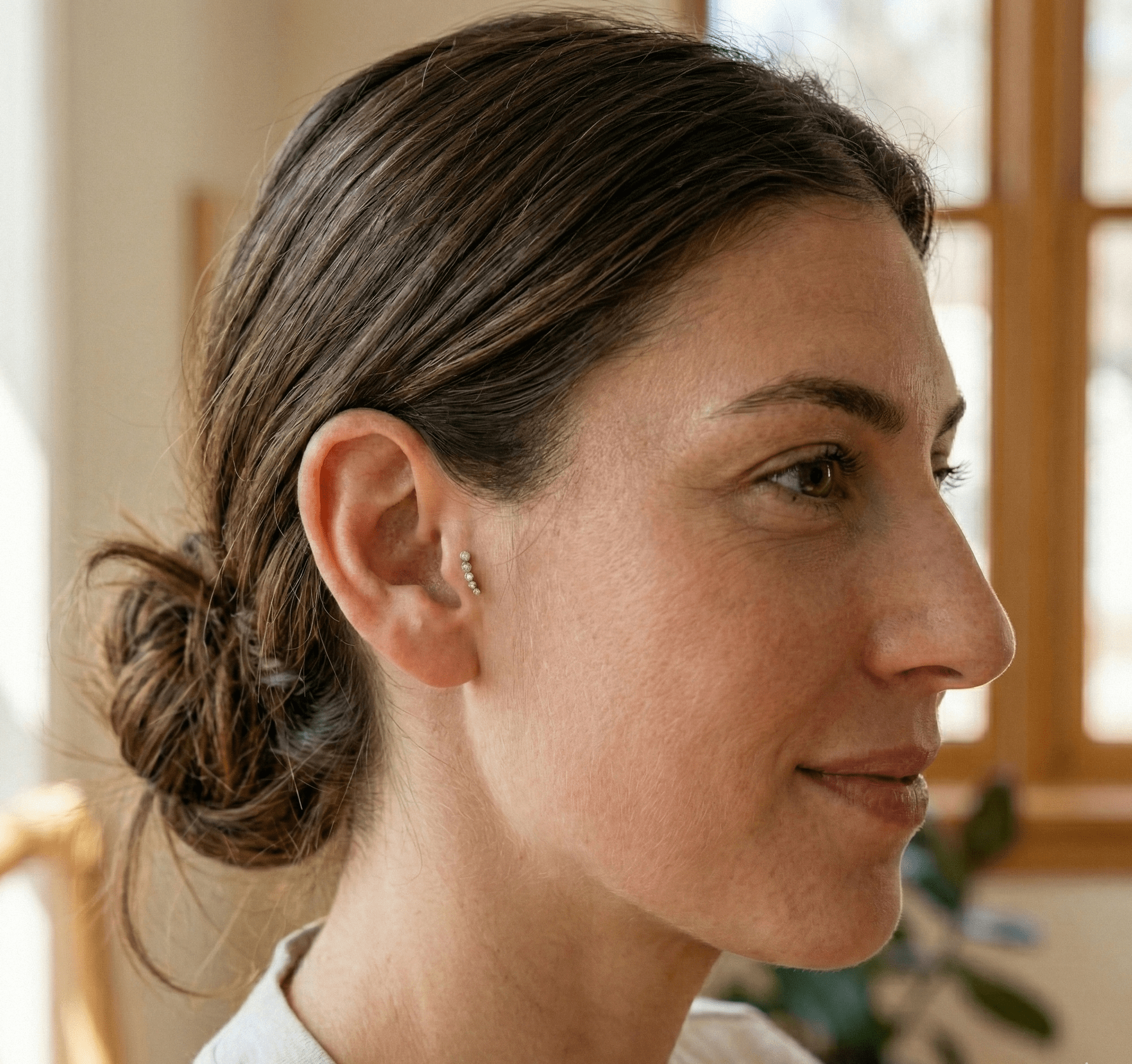 14K Guld Piercing Med Fem Bezelinfattade Stenar I Elegant Böjd Design - Noxlookjewelry