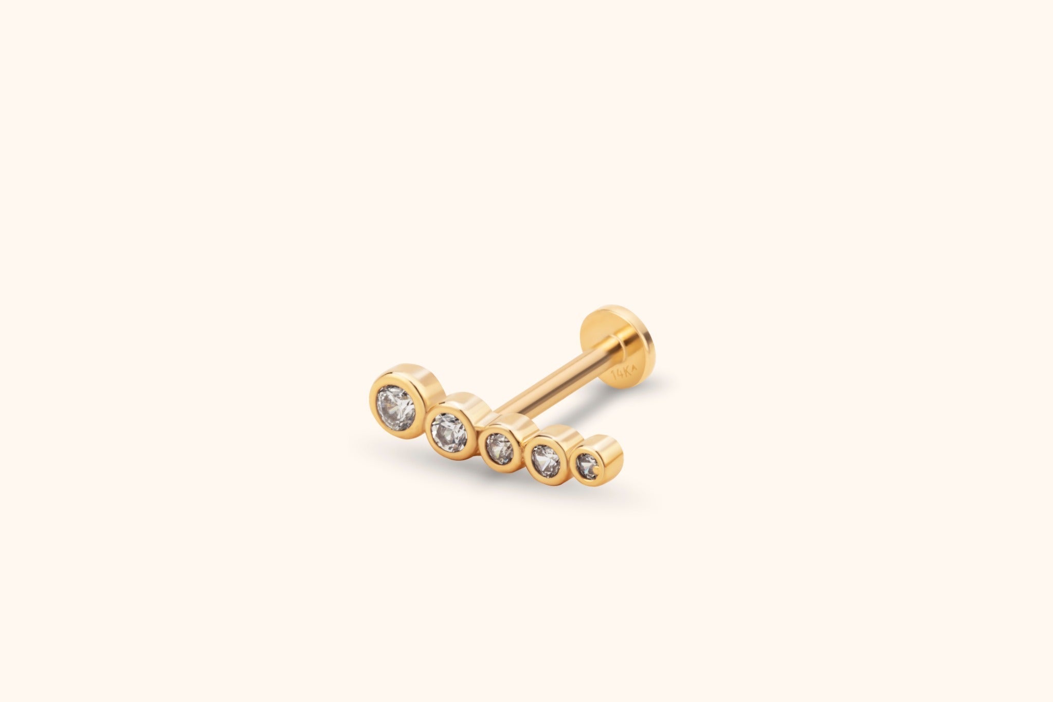 14K Guld Piercing Med Fem Bezelinfattade Stenar I Elegant Böjd Design - Noxlookjewelry