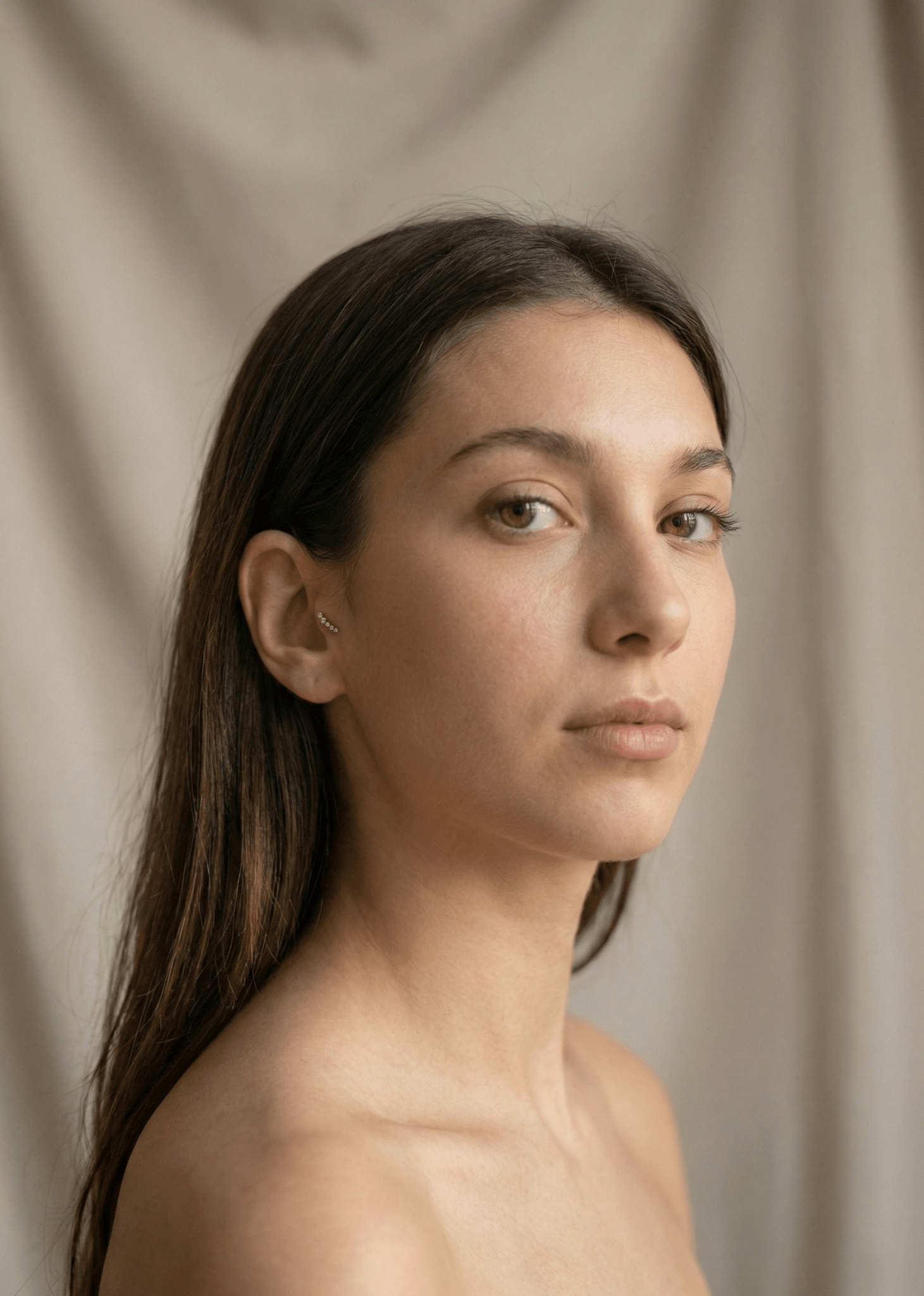 14K Guld Piercing Med Fem Bezelinfattade Stenar I Elegant Böjd Design - Noxlookjewelry