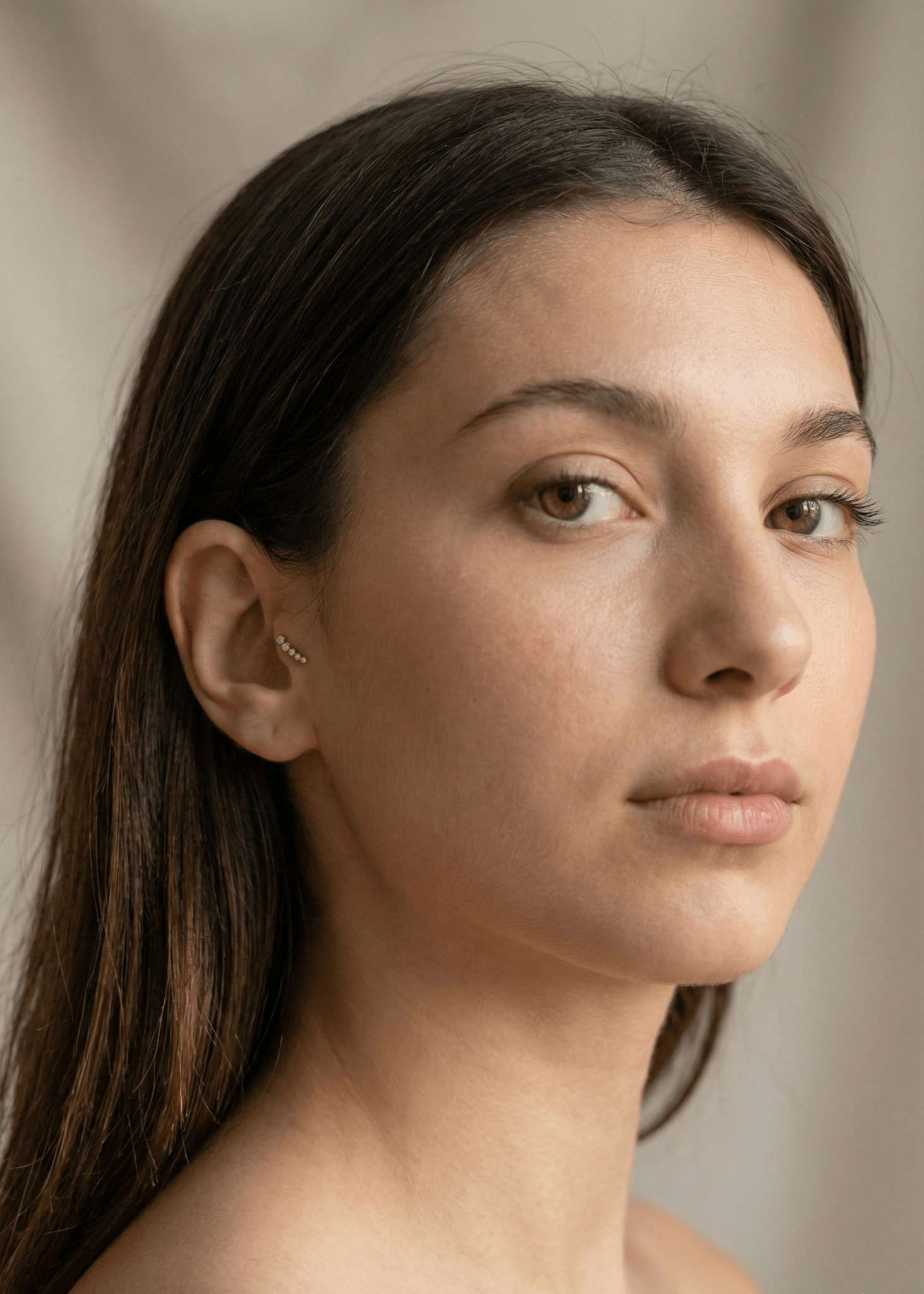 14K Guld Piercing Med Fem Bezelinfattade Stenar I Elegant Böjd Design - Noxlookjewelry