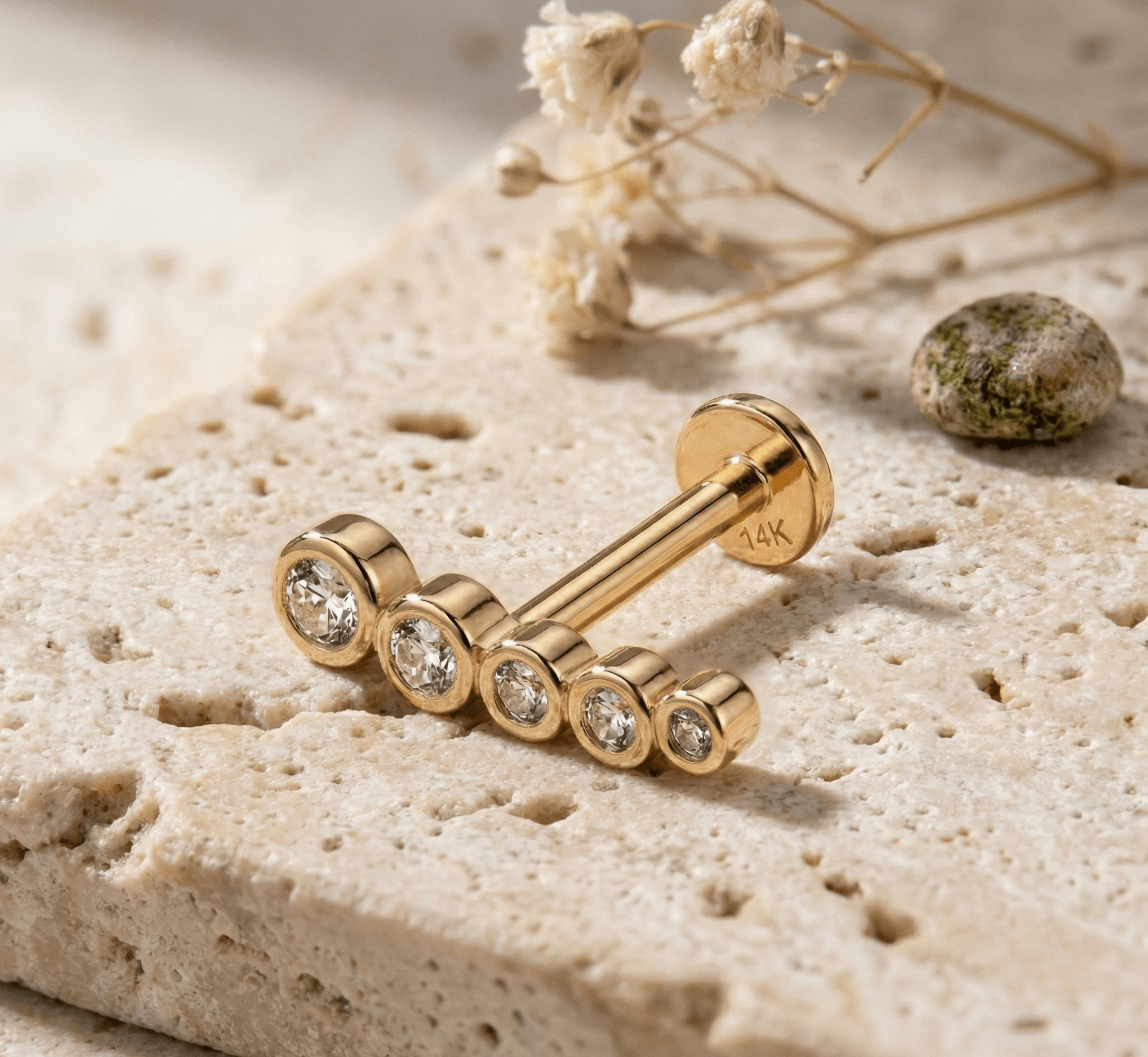 14K Guld Piercing Med Fem Bezelinfattade Stenar I Elegant Böjd Design - Noxlookjewelry