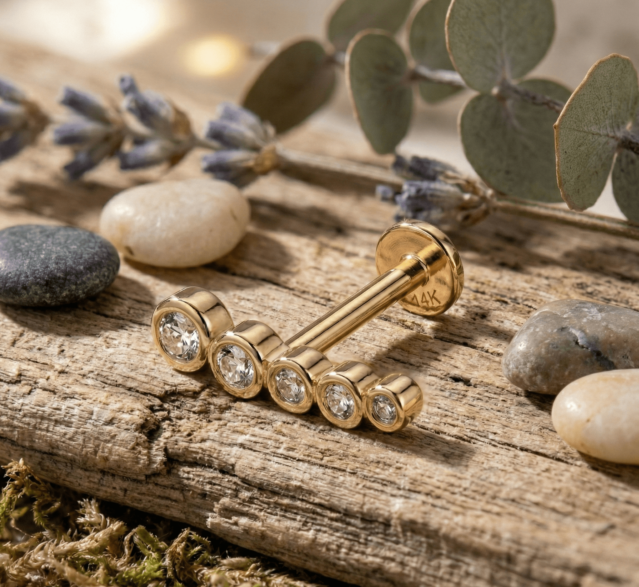 14K Guld Piercing Med Fem Bezelinfattade Stenar I Elegant Böjd Design - Noxlookjewelry