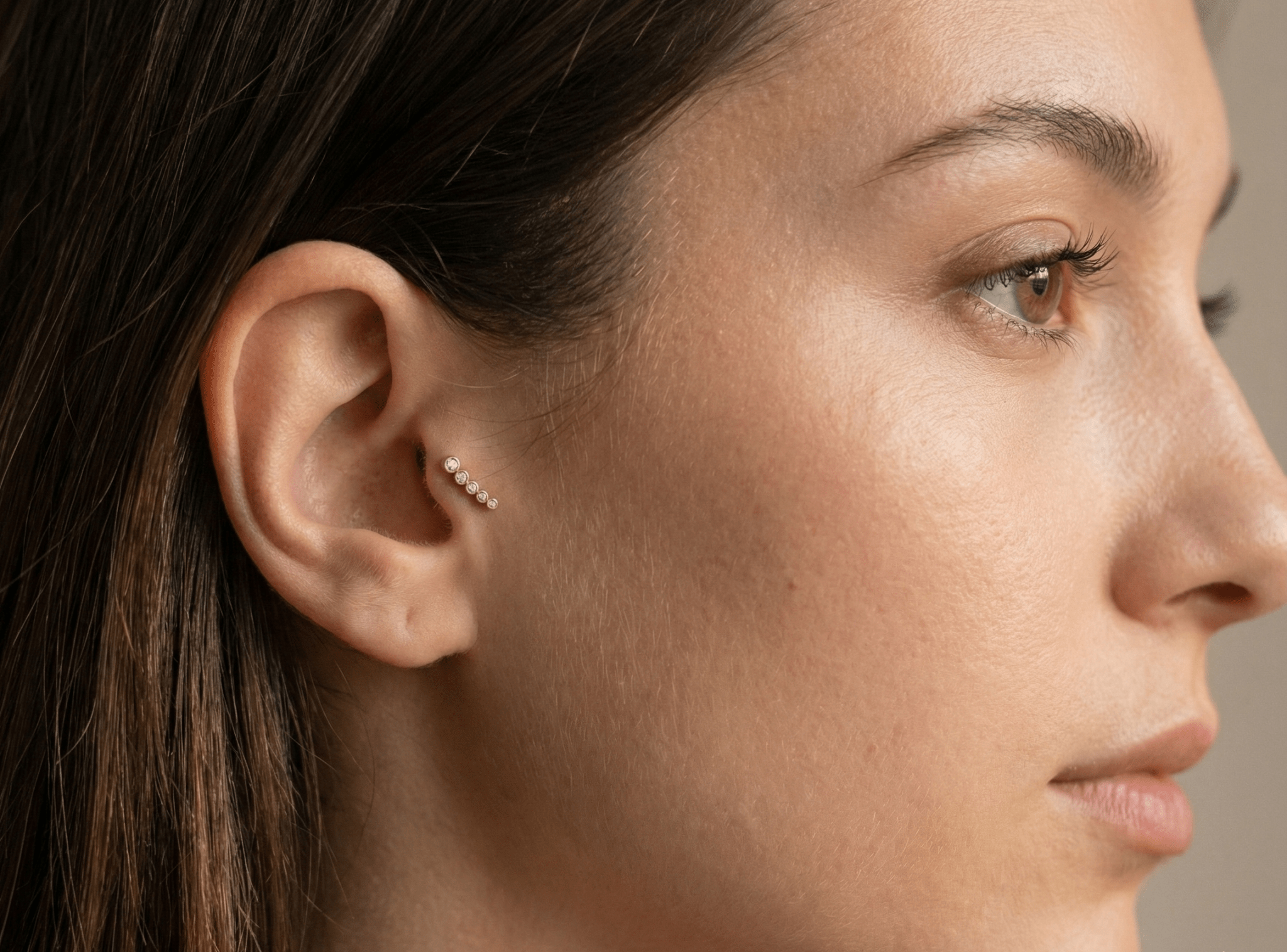 14K Guld Piercing Med Fem Bezelinfattade Stenar I Elegant Böjd Design - Noxlookjewelry