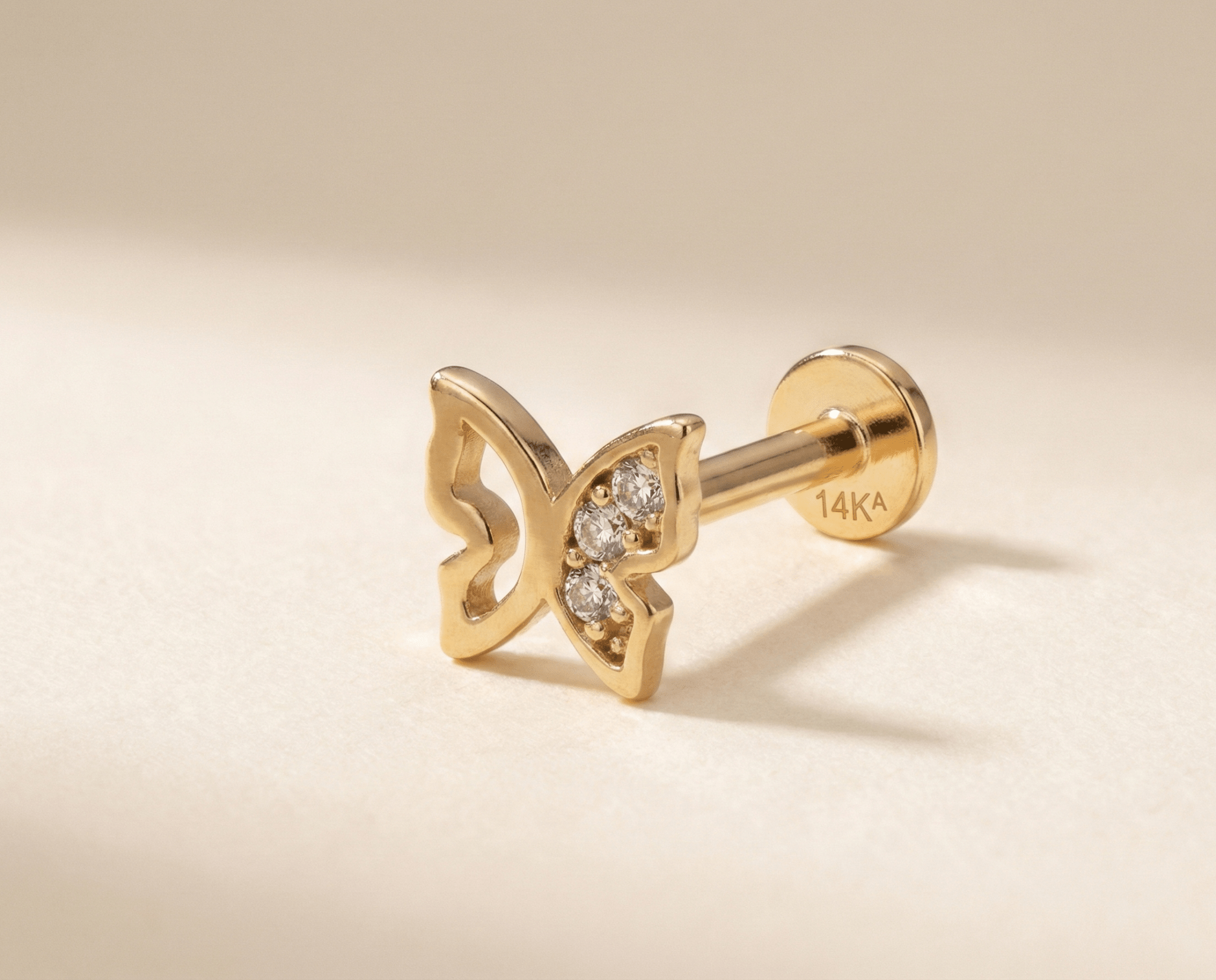 14K Guld Piercing Med Fjärilsmotiv Och Elegant Asymmetrisk Design - Noxlookjewelry