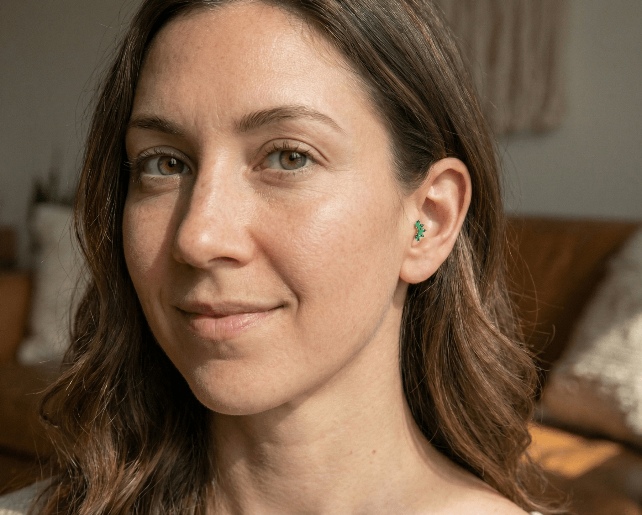 14K Guld Piercing Med Grön Marquise Clusterdesign I Elegant Bladstil - Noxlookjewelry