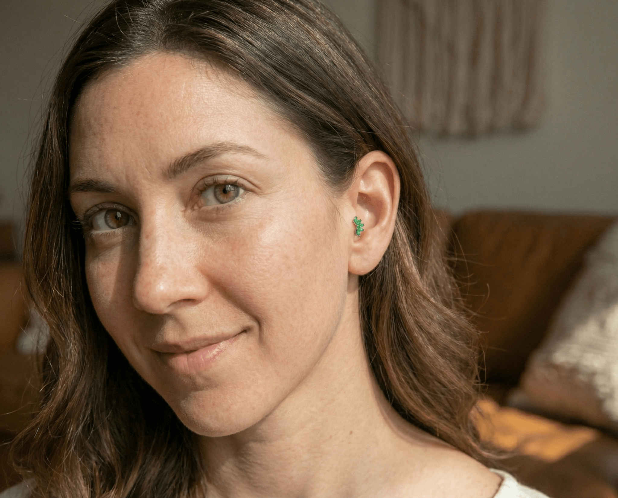 14K Guld Piercing Med Grön Marquise Clusterdesign I Elegant Bladstil - Noxlookjewelry