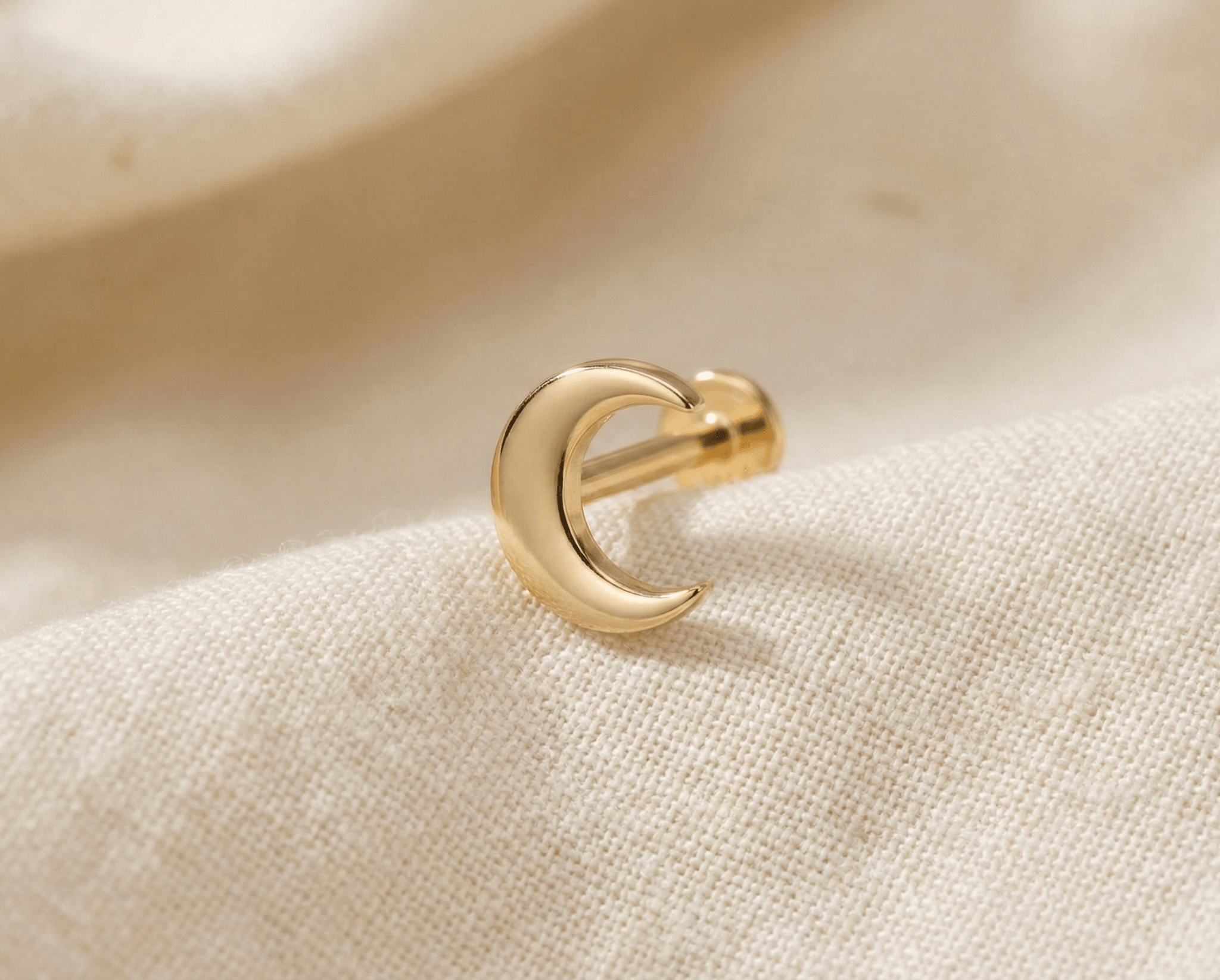 14K Guld Piercing Med Halvmånemotiv Och Elegant Minimalistisk Design - Noxlookjewelry