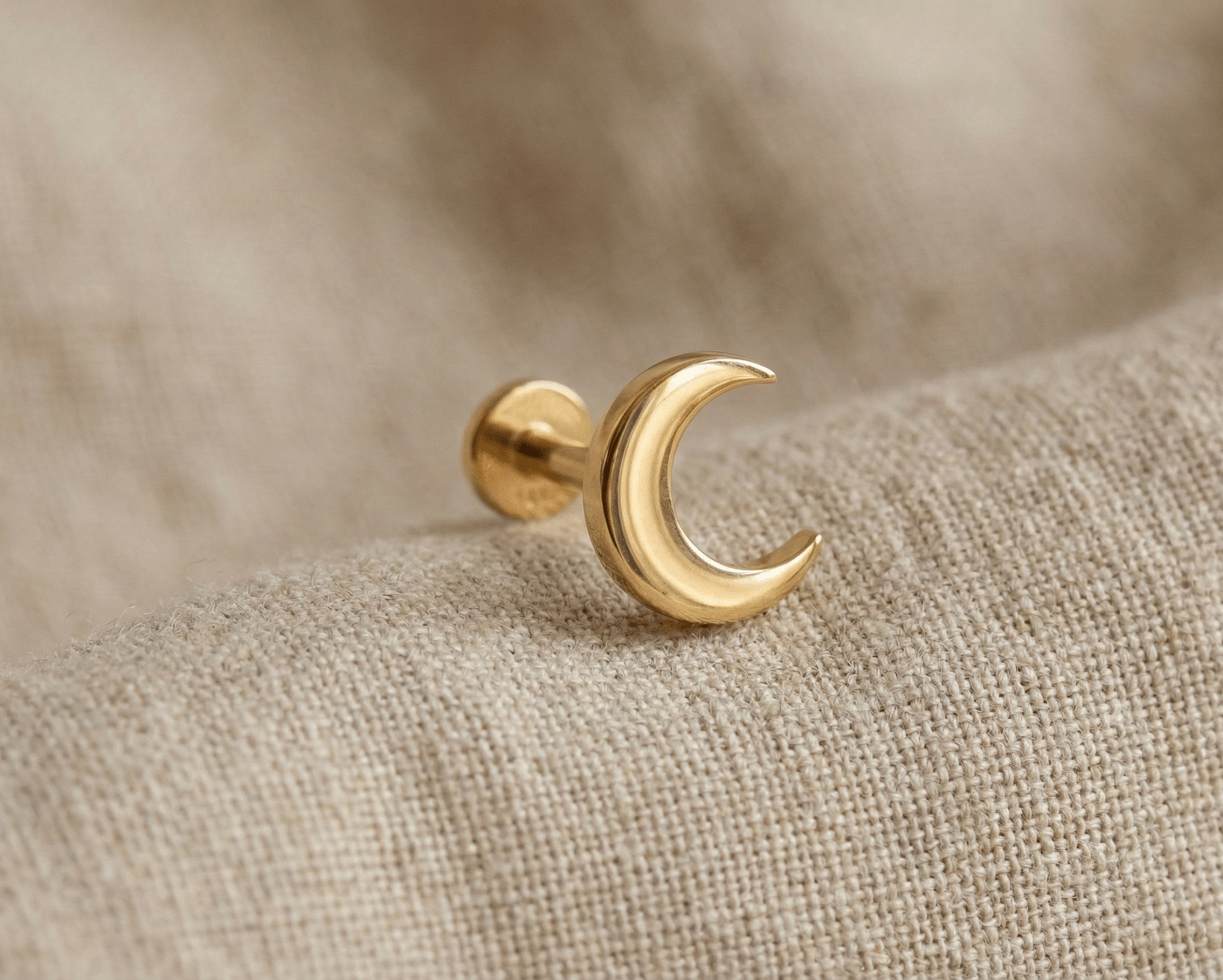 14K Guld Piercing Med Halvmånemotiv Och Elegant Minimalistisk Design - Noxlookjewelry