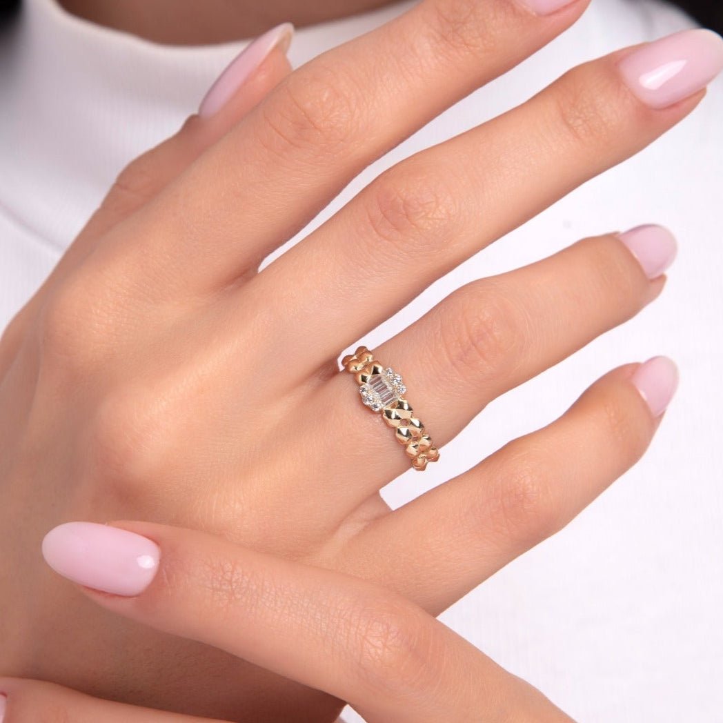 14K Guld Ring Dam med Baguette Sten – Elegant Kedjedesign Guldring - Noxlookjewelry
