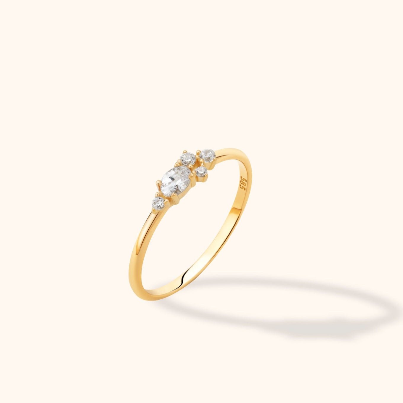 14K Guld Ring Dam med Oval Sten – Elegant Guldring med Sidostenar - Noxlookjewelry