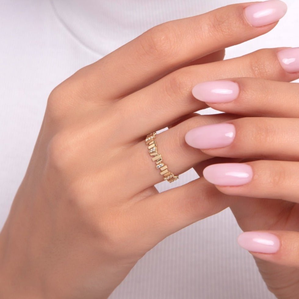 14K Guld Ring Dam med Små Stenar – Modern Elegant Guldring - Noxlookjewelry