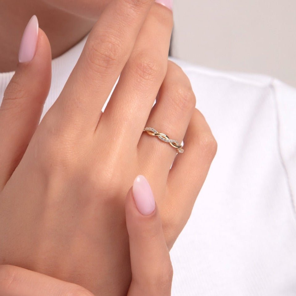 14K Guld Ring Dam med Stenar – Tvinnad Elegant Guldring - Noxlookjewelry