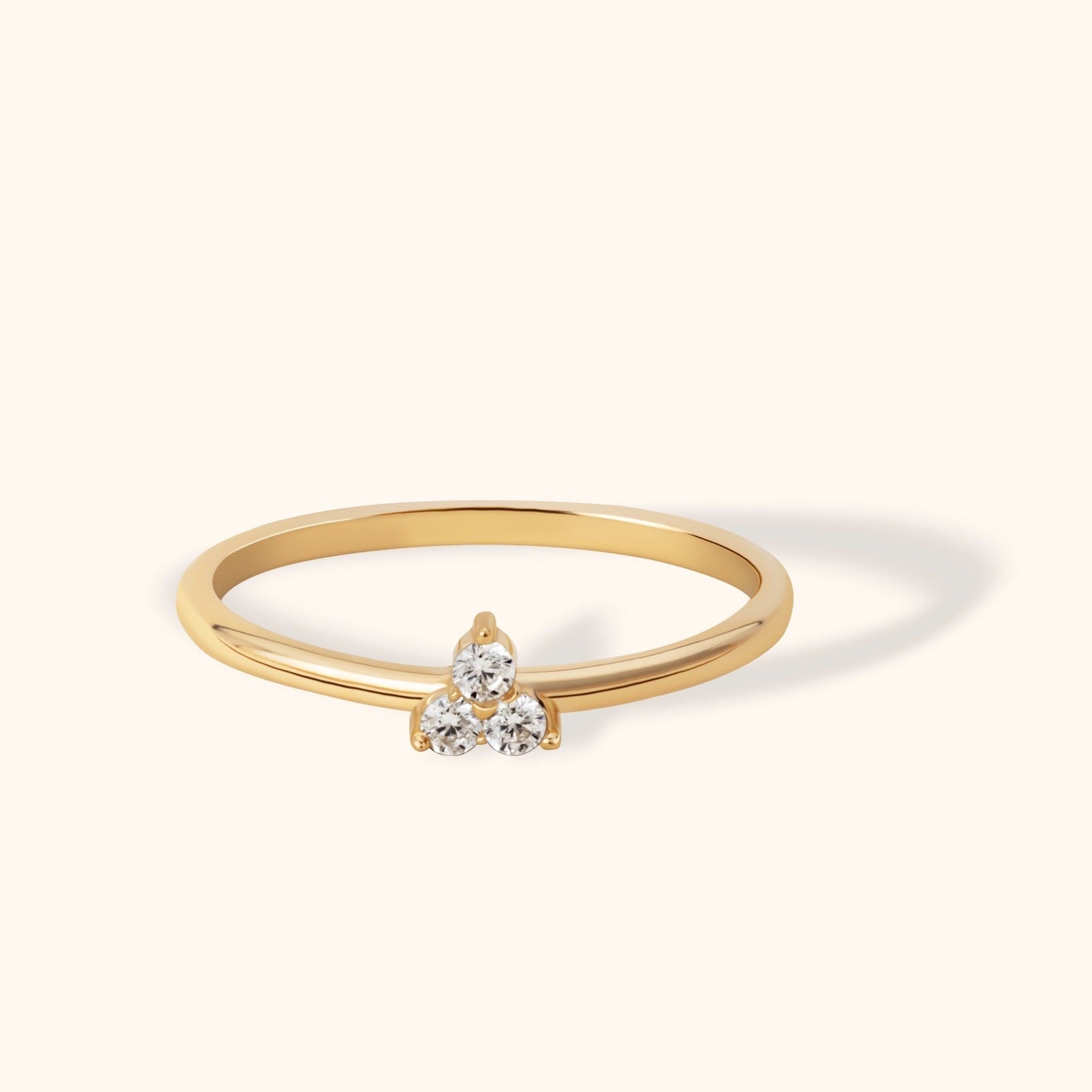 14K Guld Ring för Dam – Elegant Tunn Guldring med Tre Stenar i Delikat Klusterdesign - Noxlookjewelry