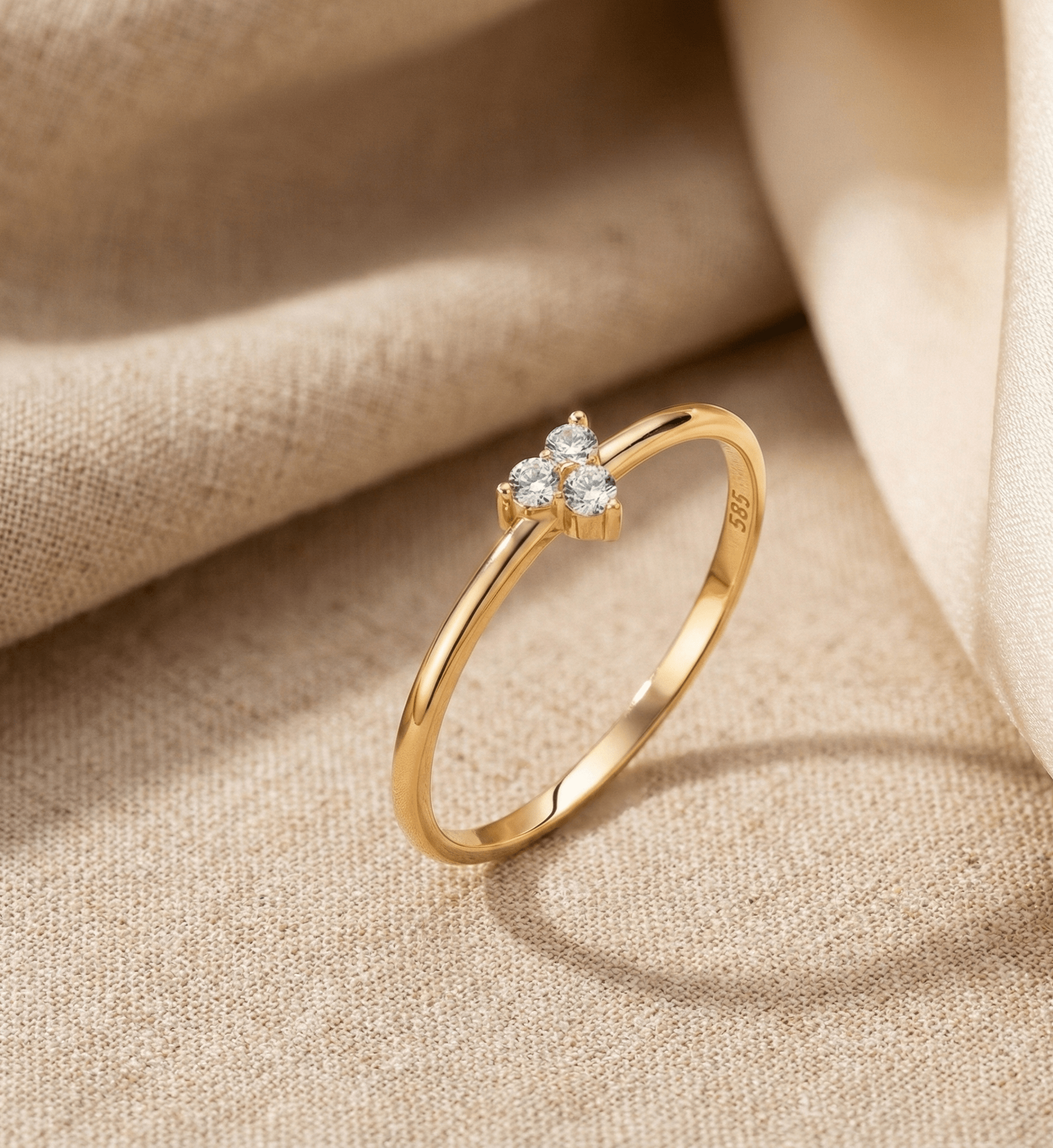 14K Guld Ring för Dam – Elegant Tunn Guldring med Tre Stenar i Delikat Klusterdesign - Noxlookjewelry