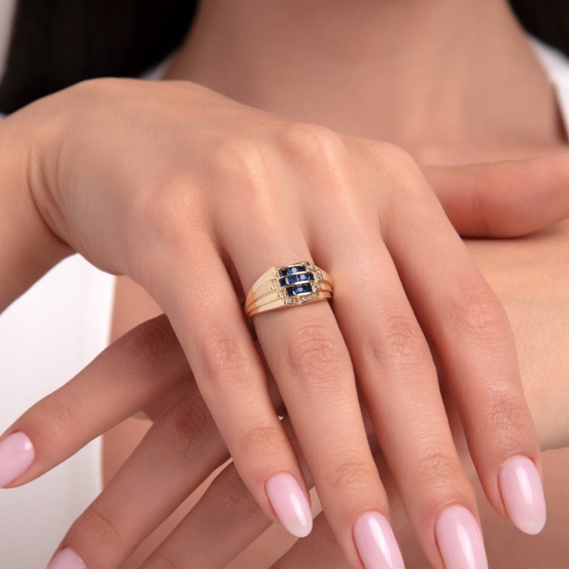 14K Guld Ring med Blå Stenar för Dam – Bred Designring med Gnistrande Detaljer - Noxlookjewelry