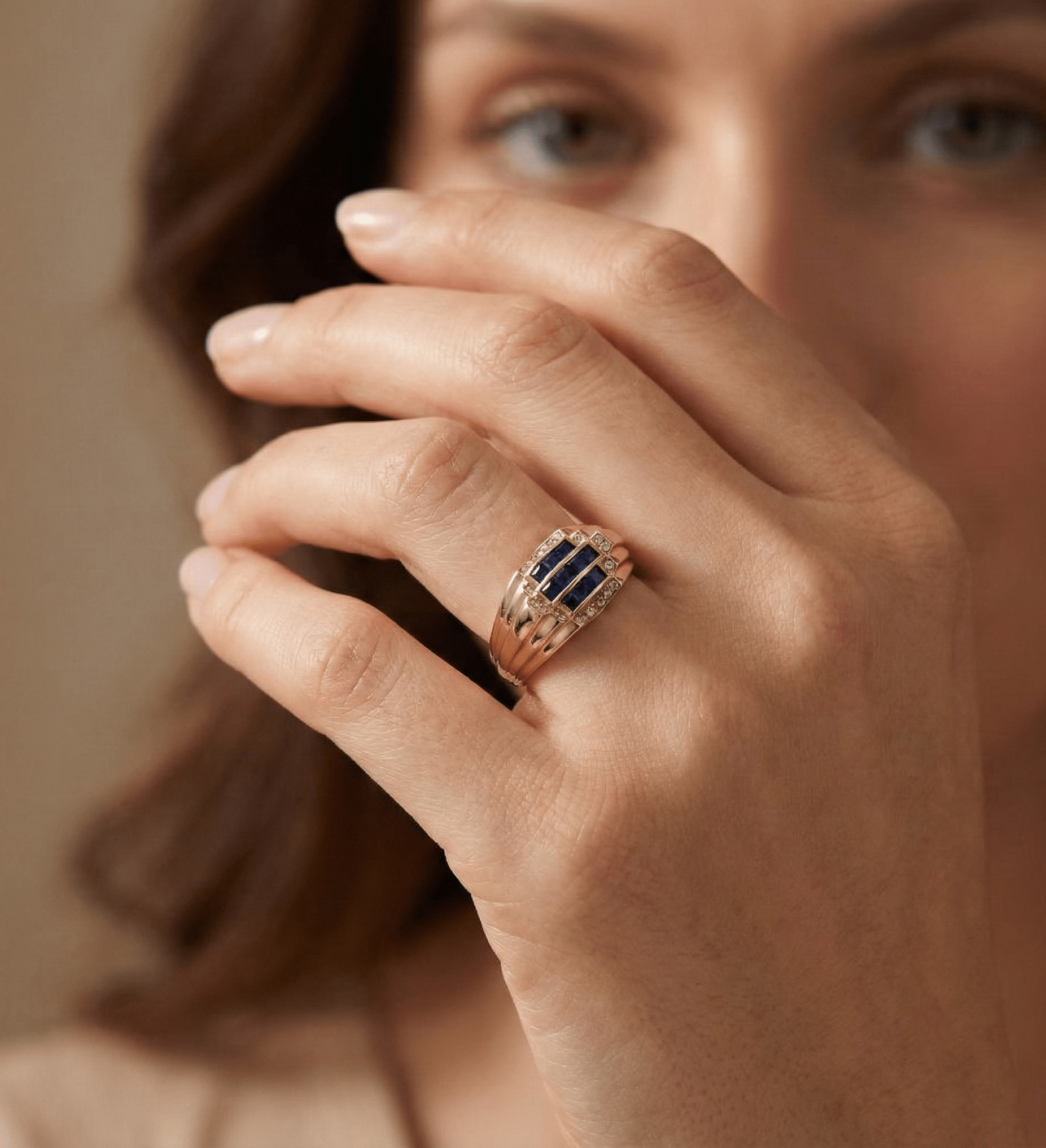 14K Guld Ring med Blå Stenar för Dam – Bred Designring med Gnistrande Detaljer - Noxlookjewelry