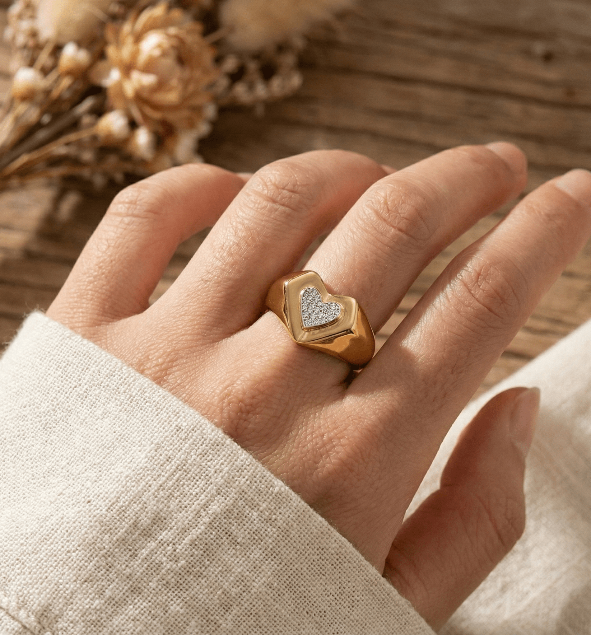 14K Guld Ring med Hjärta och Stenar för Dam – Elegant Signetring i Äkta Guld - Noxlookjewelry