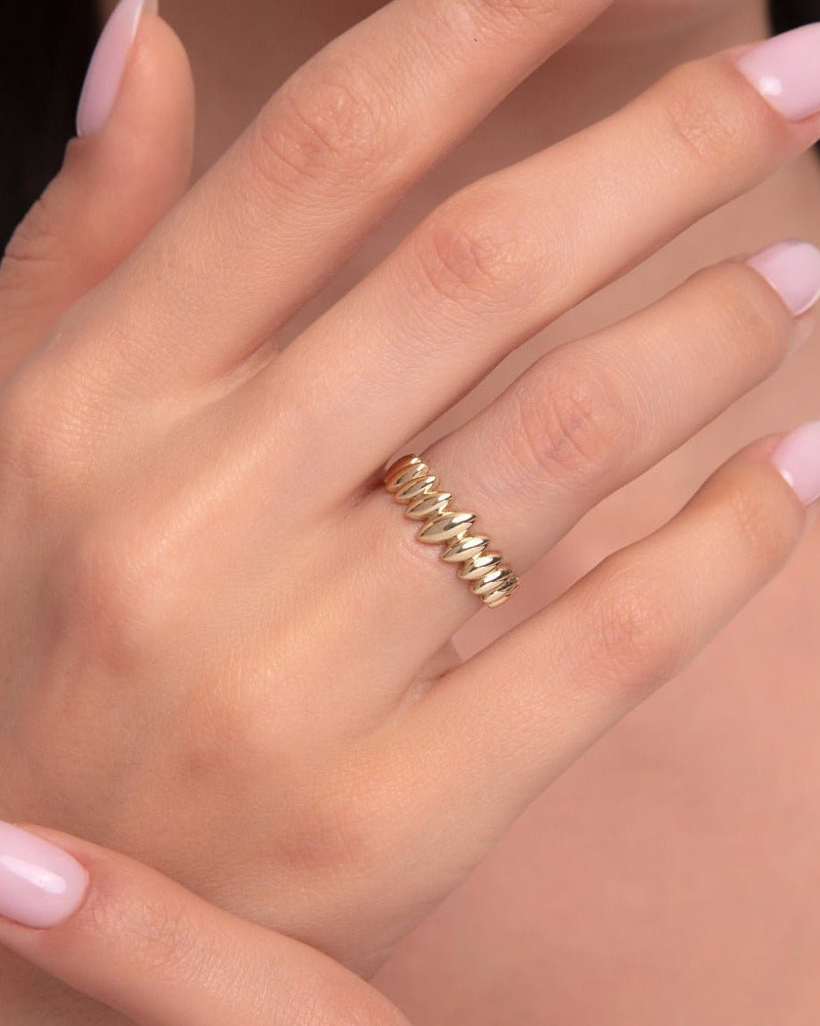 14K Guld Skulpterad Ring Dam – Elegant Stapelbar Guldring - Noxlookjewelry