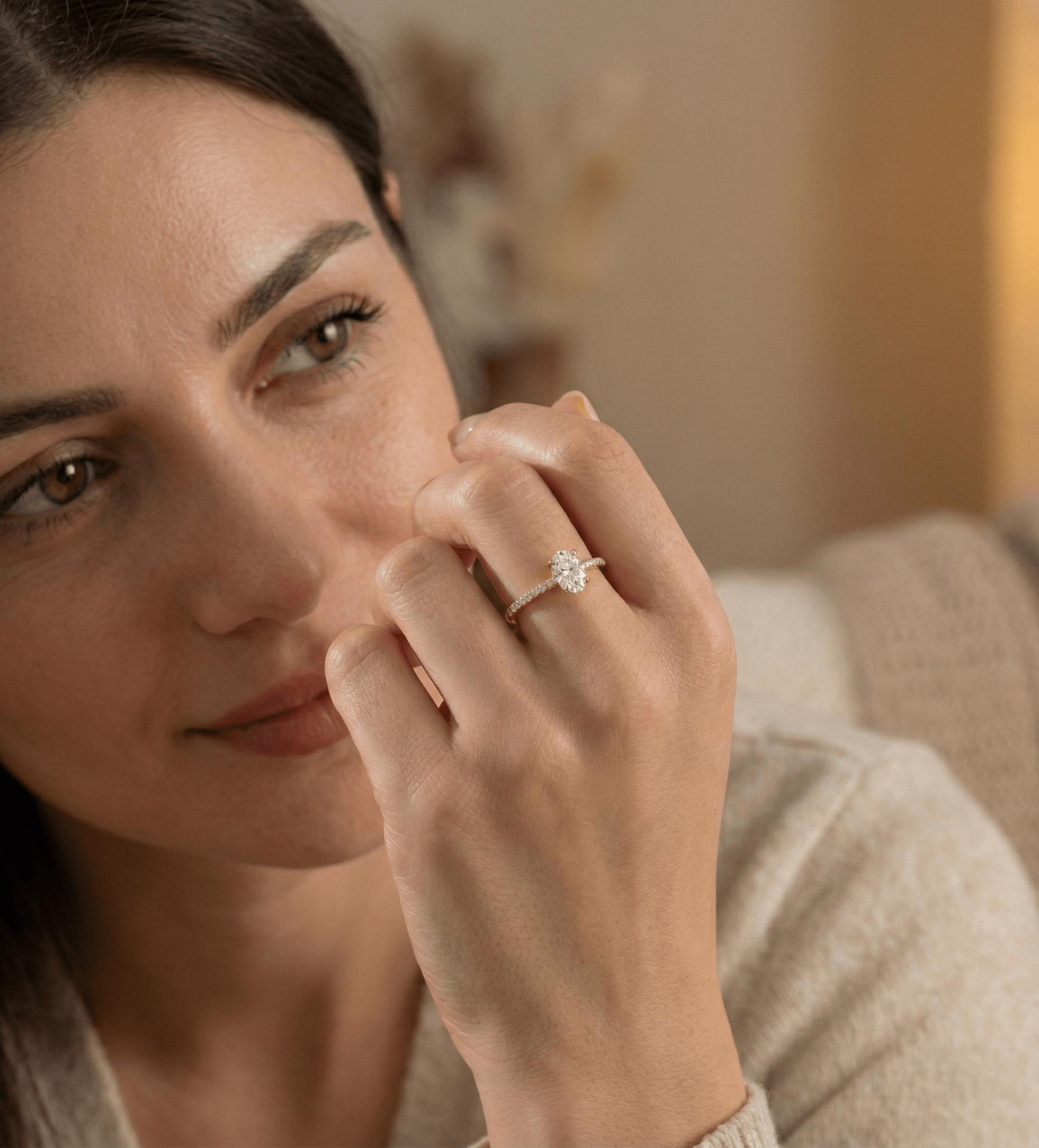 14K Guld Solitärring för Dam – Elegant Guldring med Oval Mittsten och Pavéband - Noxlookjewelry